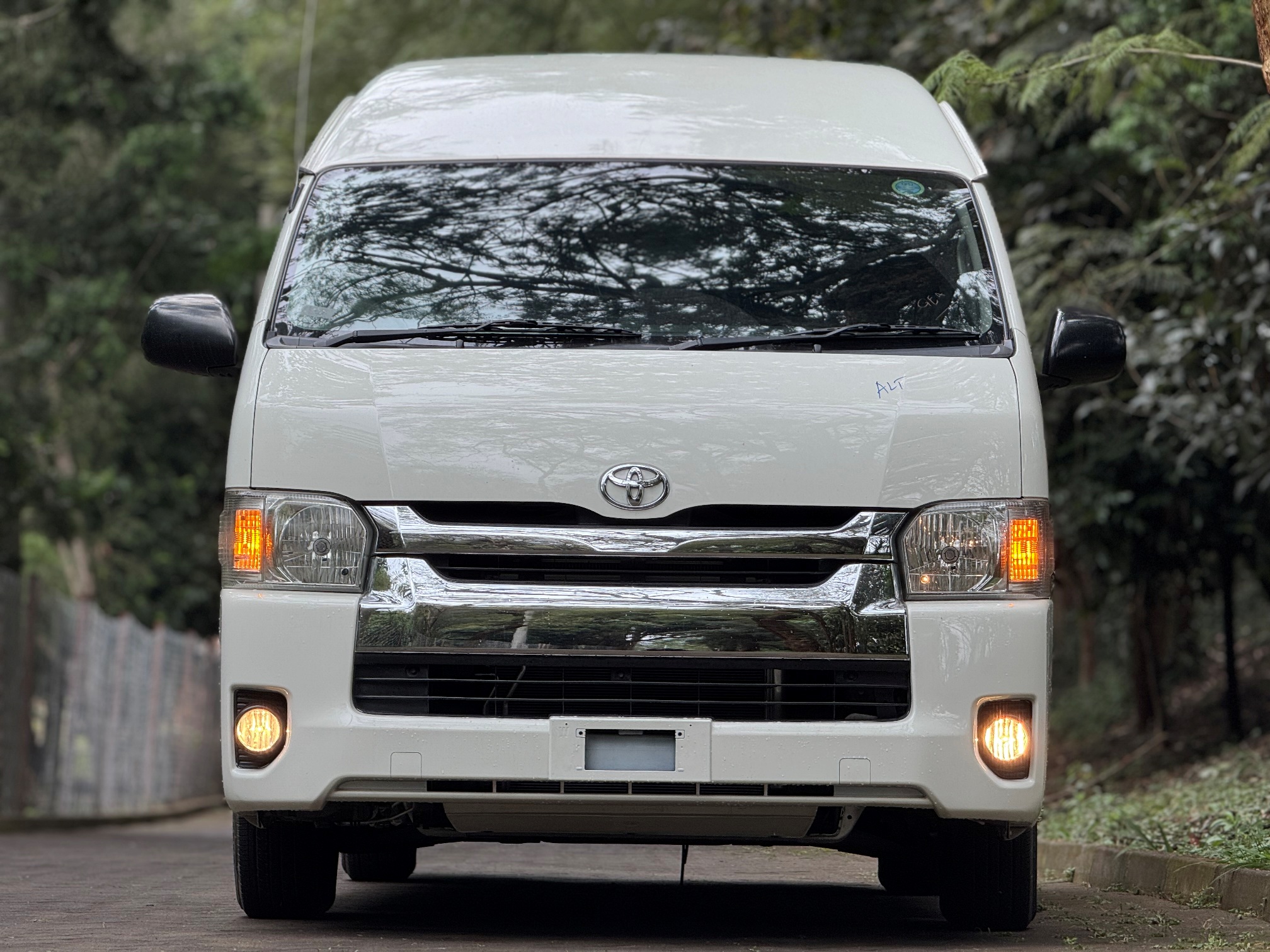 TOYOTA HIACE COMMUTER