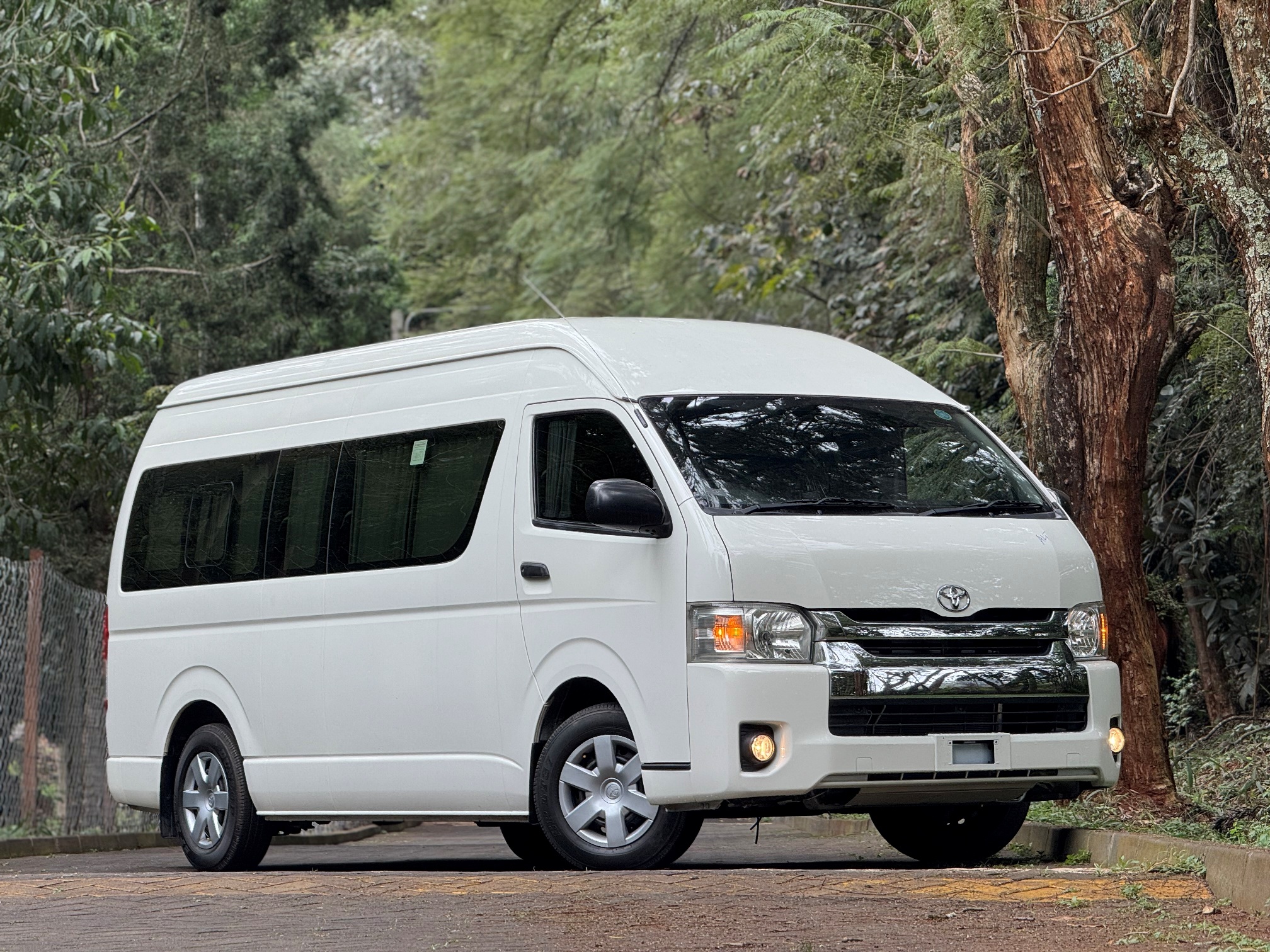 TOYOTA HIACE COMMUTER