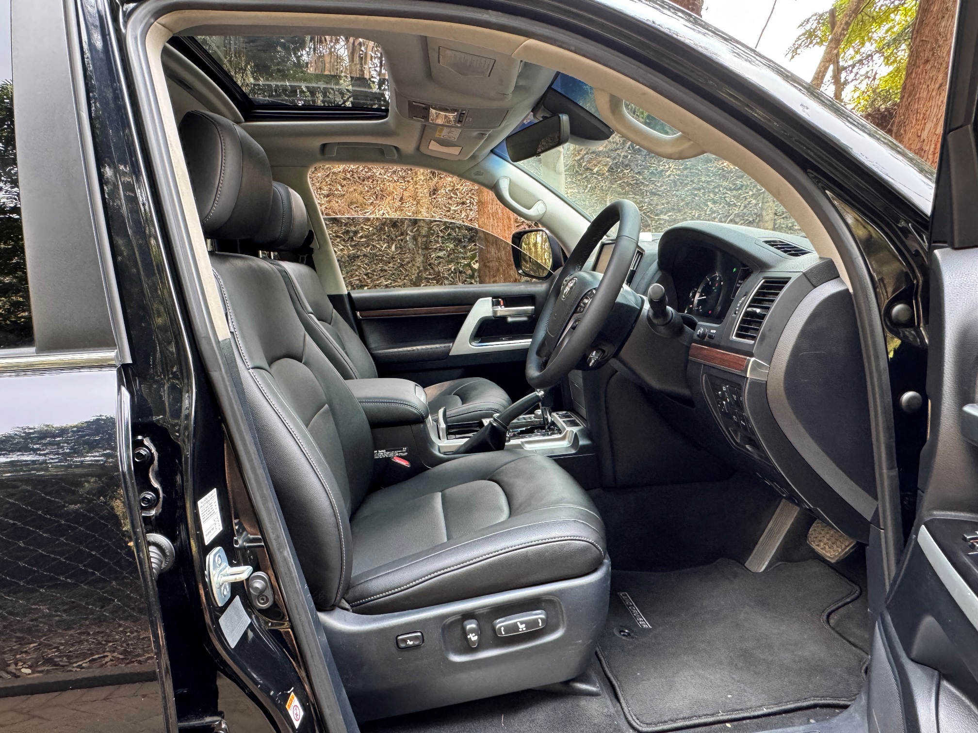 TOYOTA LANDCRIUSER V8 SAHARA