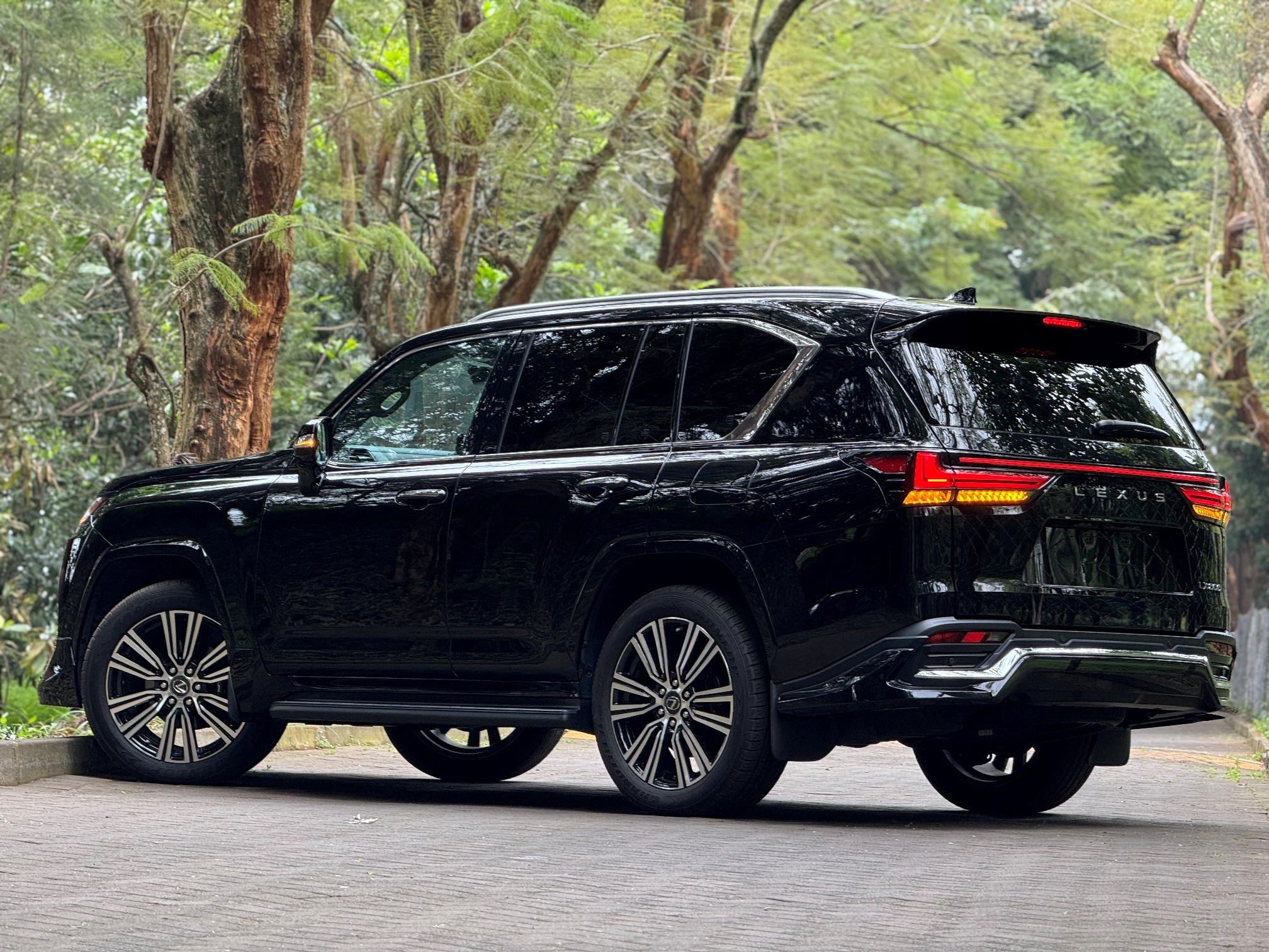 LEXUS LX600