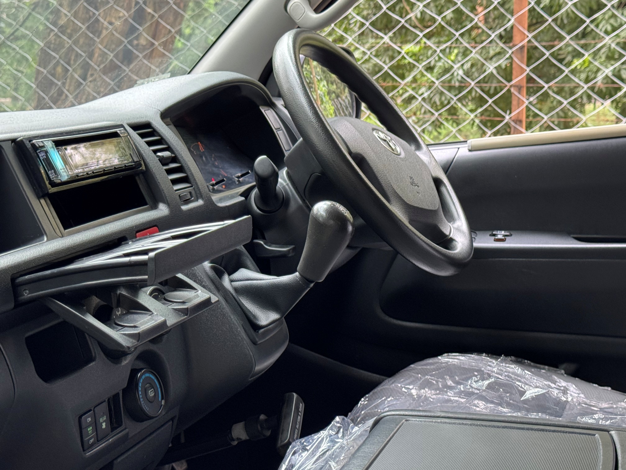 TOYOTA HIACE COMMUTER