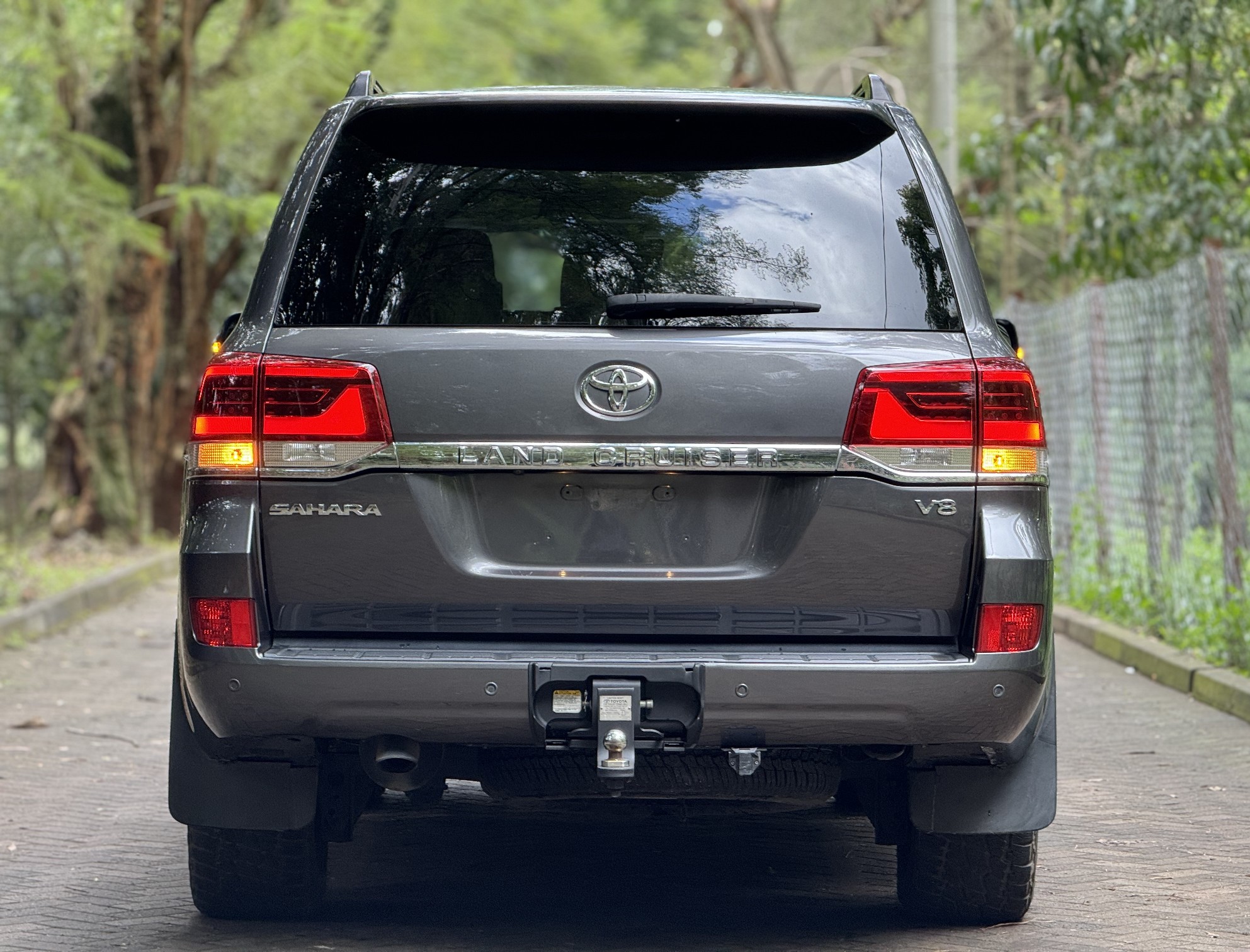 TOYOTA LANDCRUISER V8 SAHARA