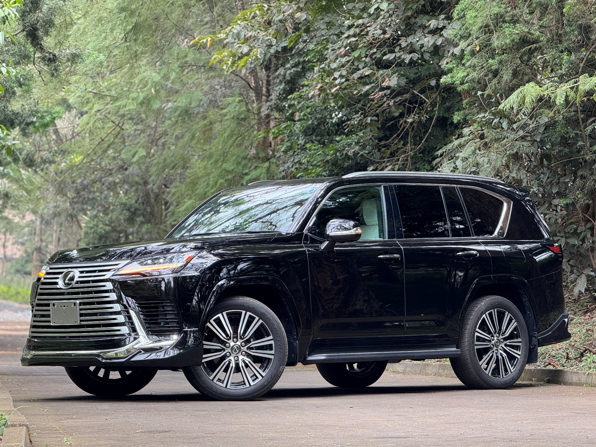 LEXUS LX600