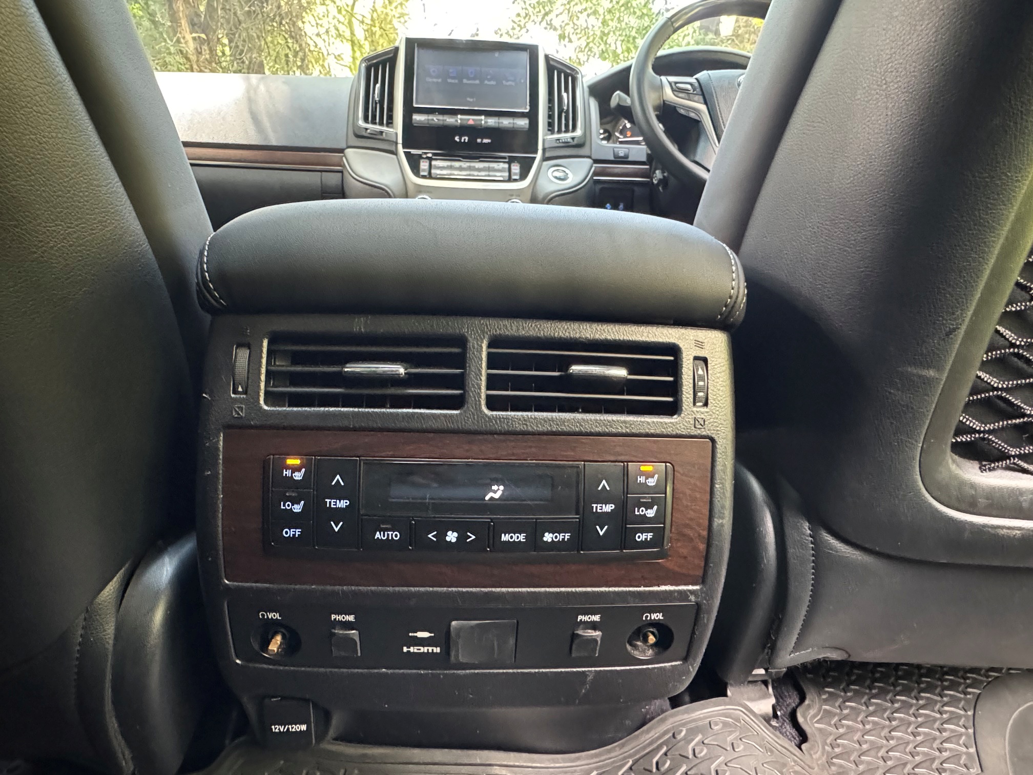 TOYOTA LANDCRUISER V8 SAHARA