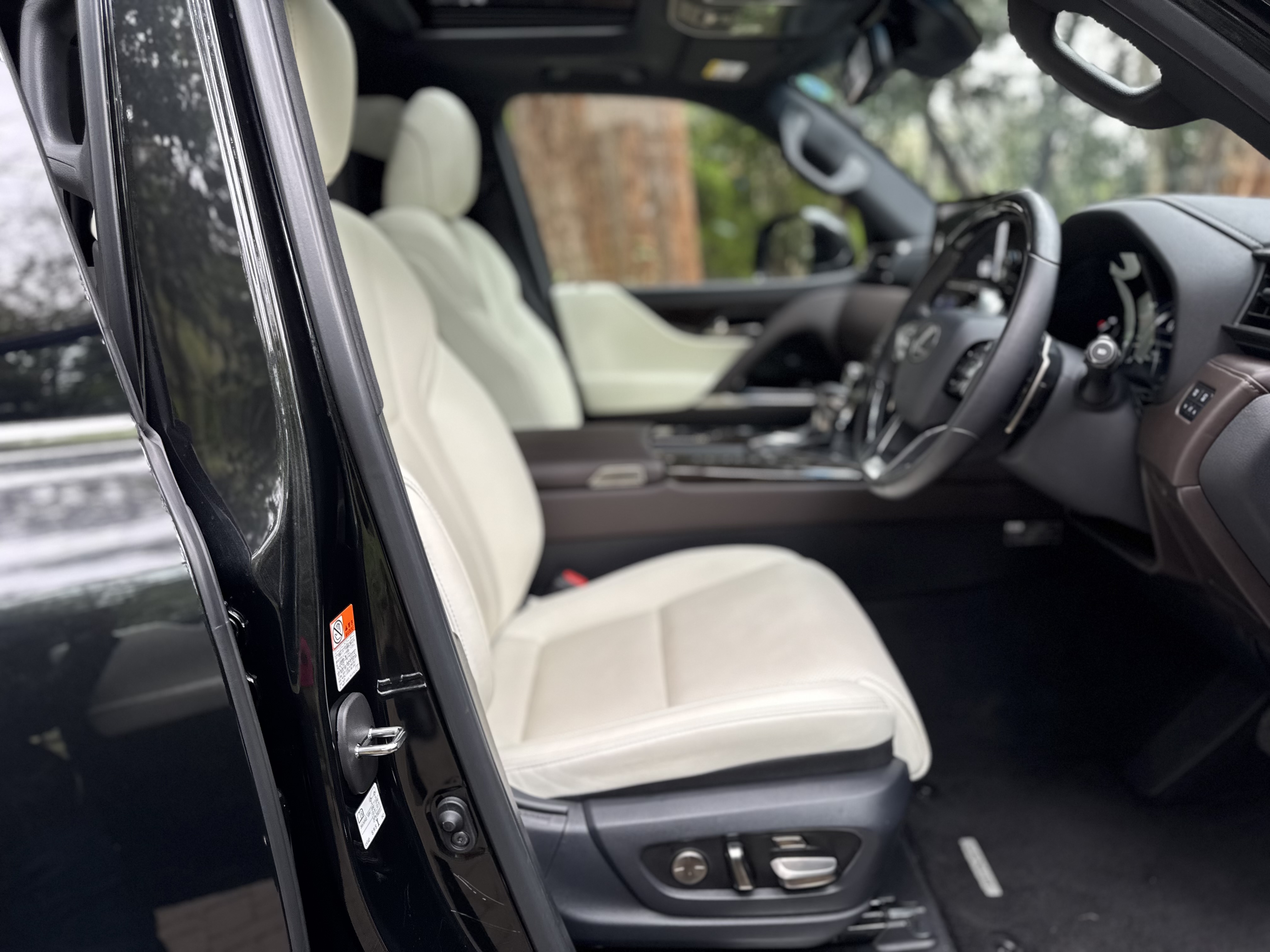 2023 LEXUS LX600