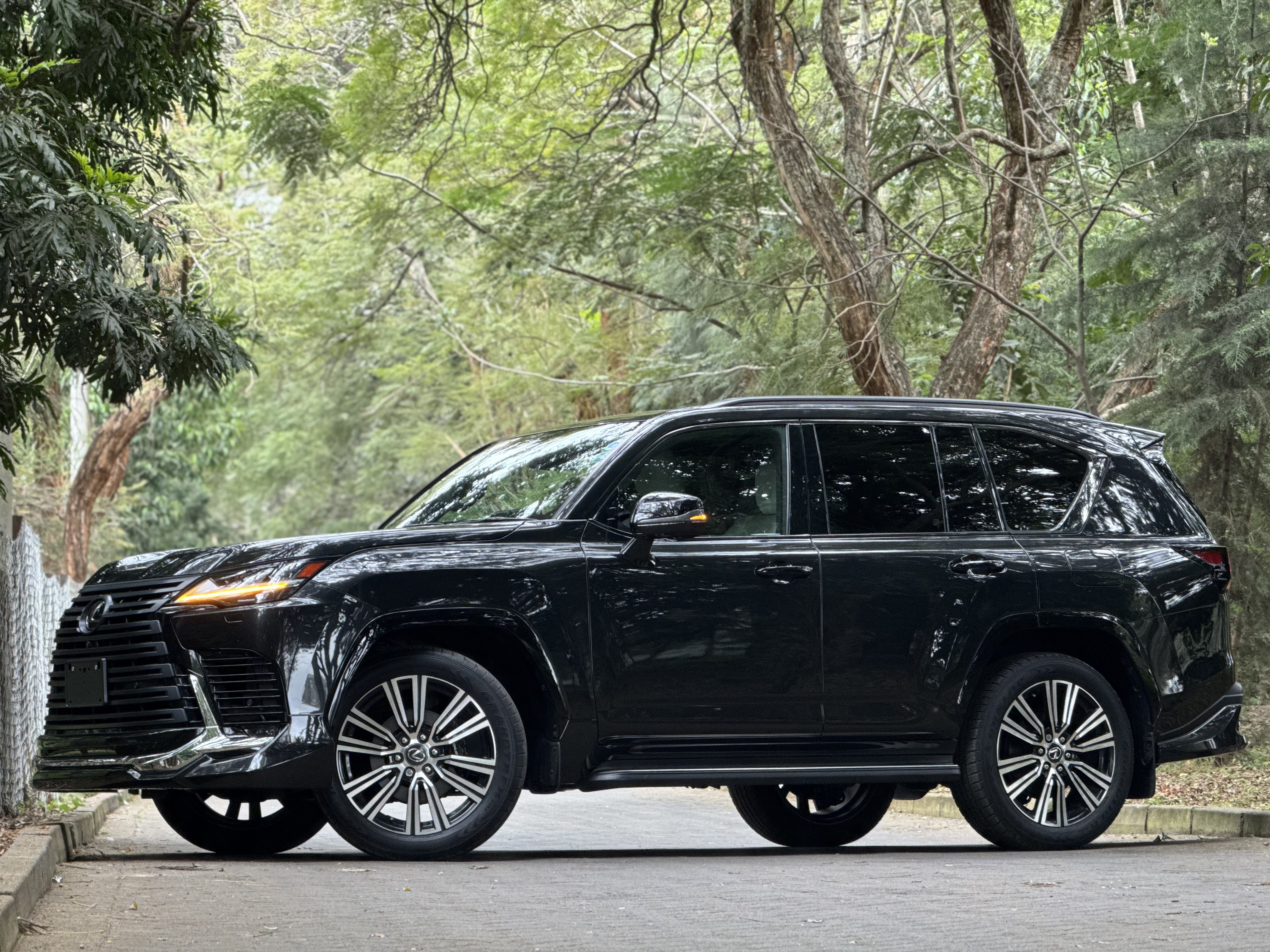 2023 LEXUS LX600