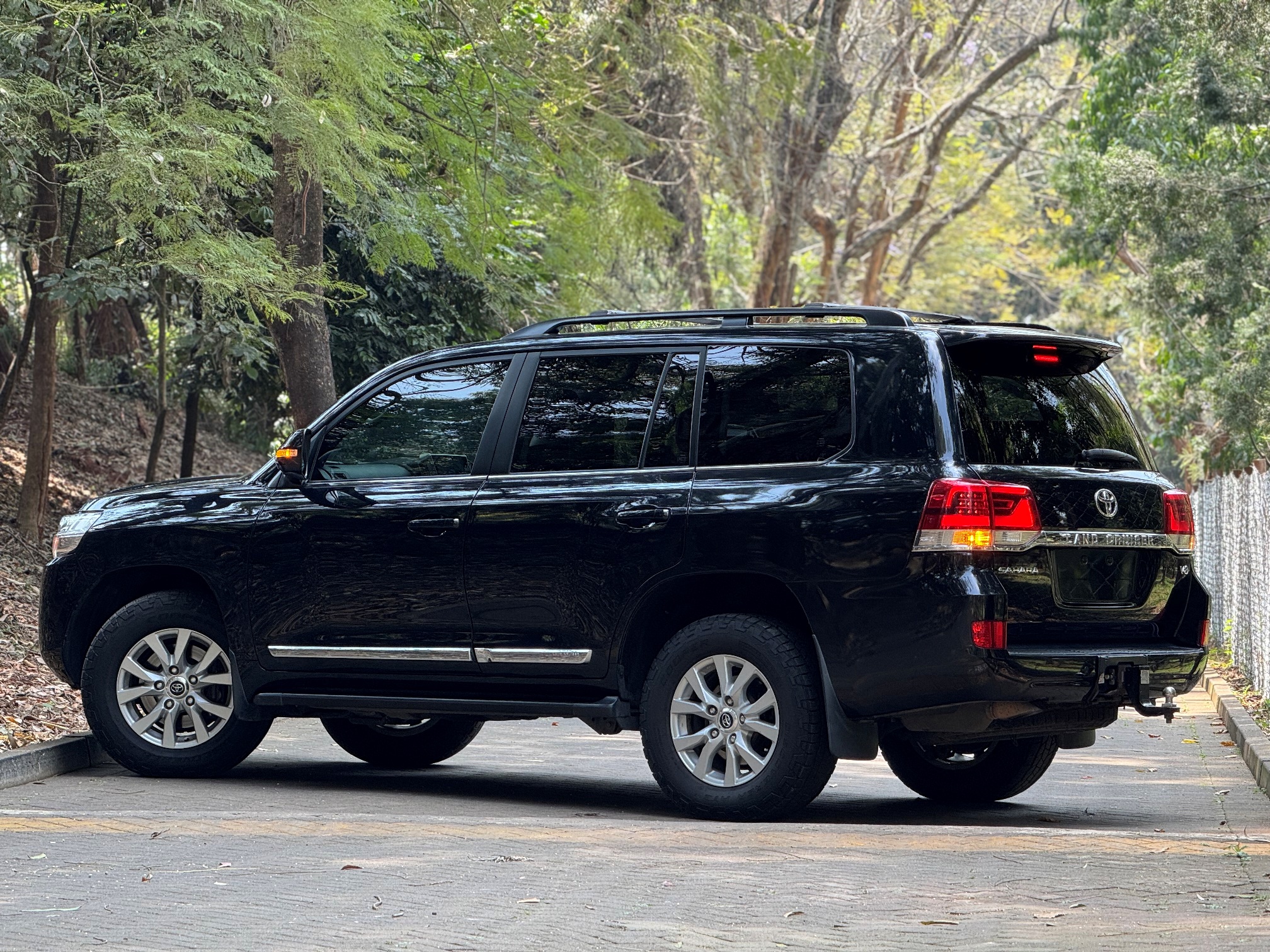 TOYOTA LANDCRIUSER V8 SAHARA