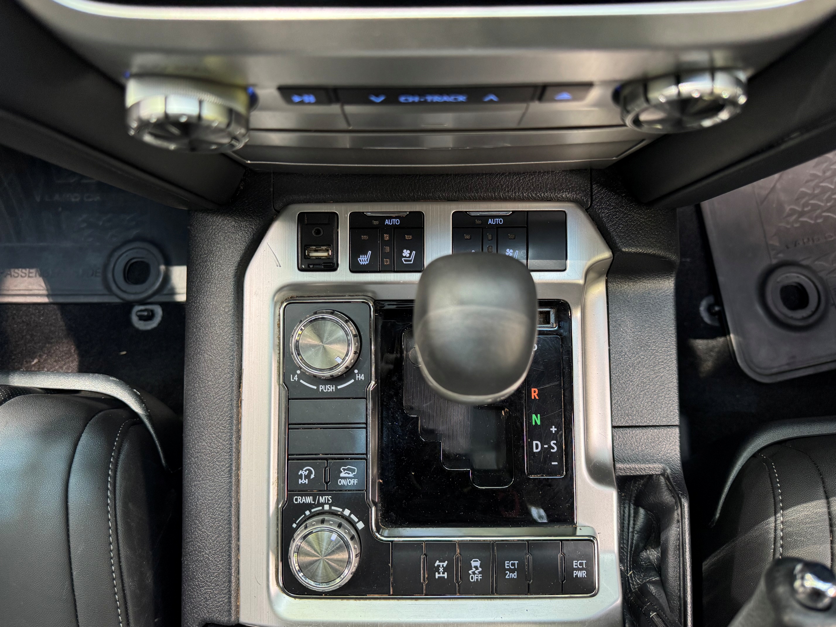 TOYOTA LANDCRUISER V8 SAHARA