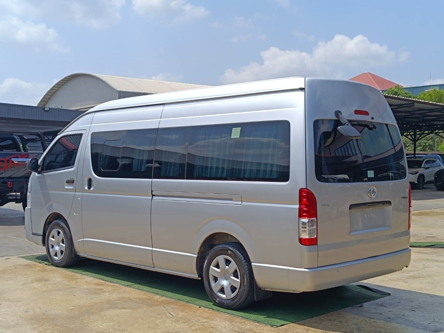 TOYOTA HIACE 9L HIGH ROOF