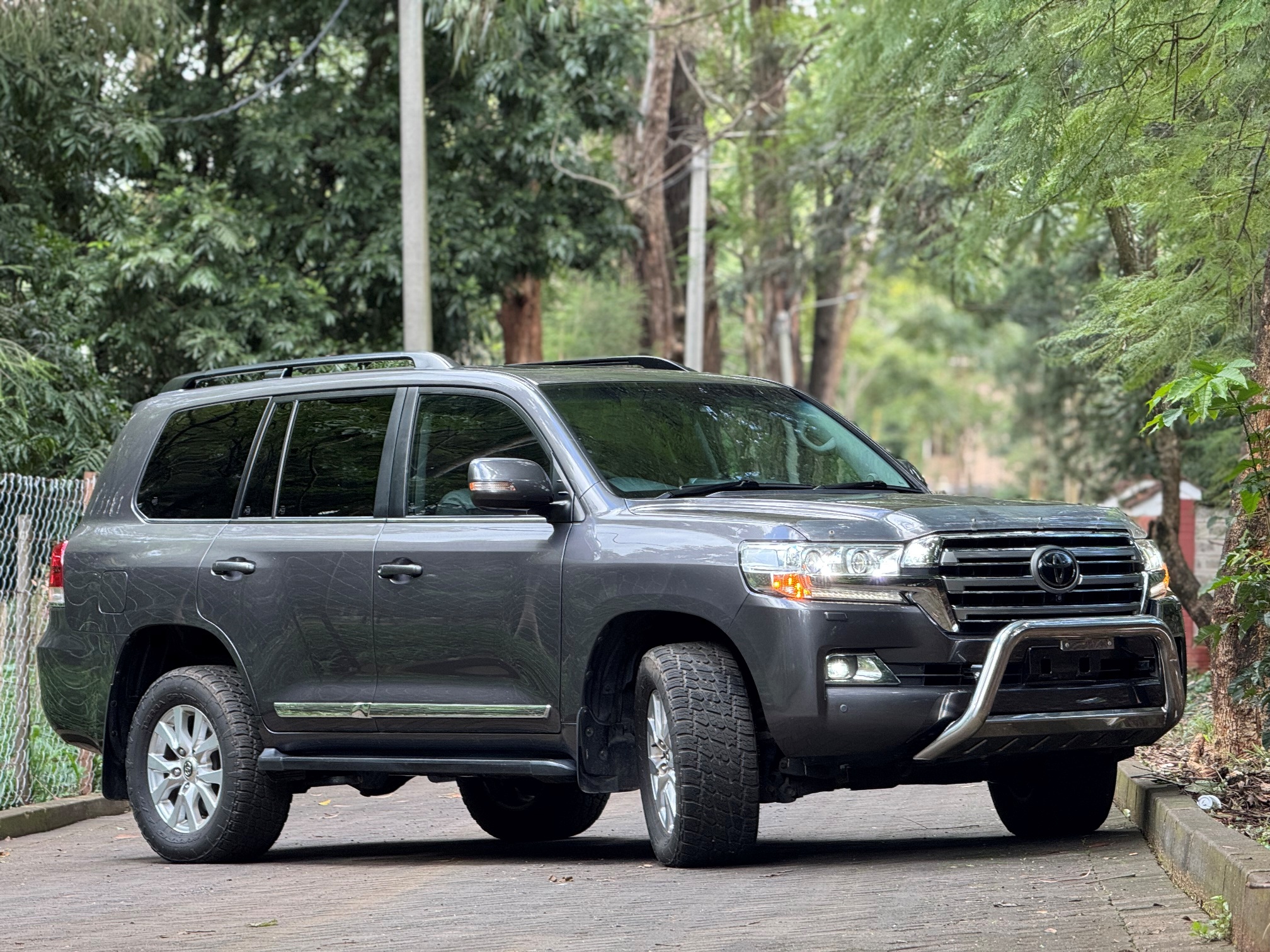 TOYOTA LANDCRUISER V8 SAHARA