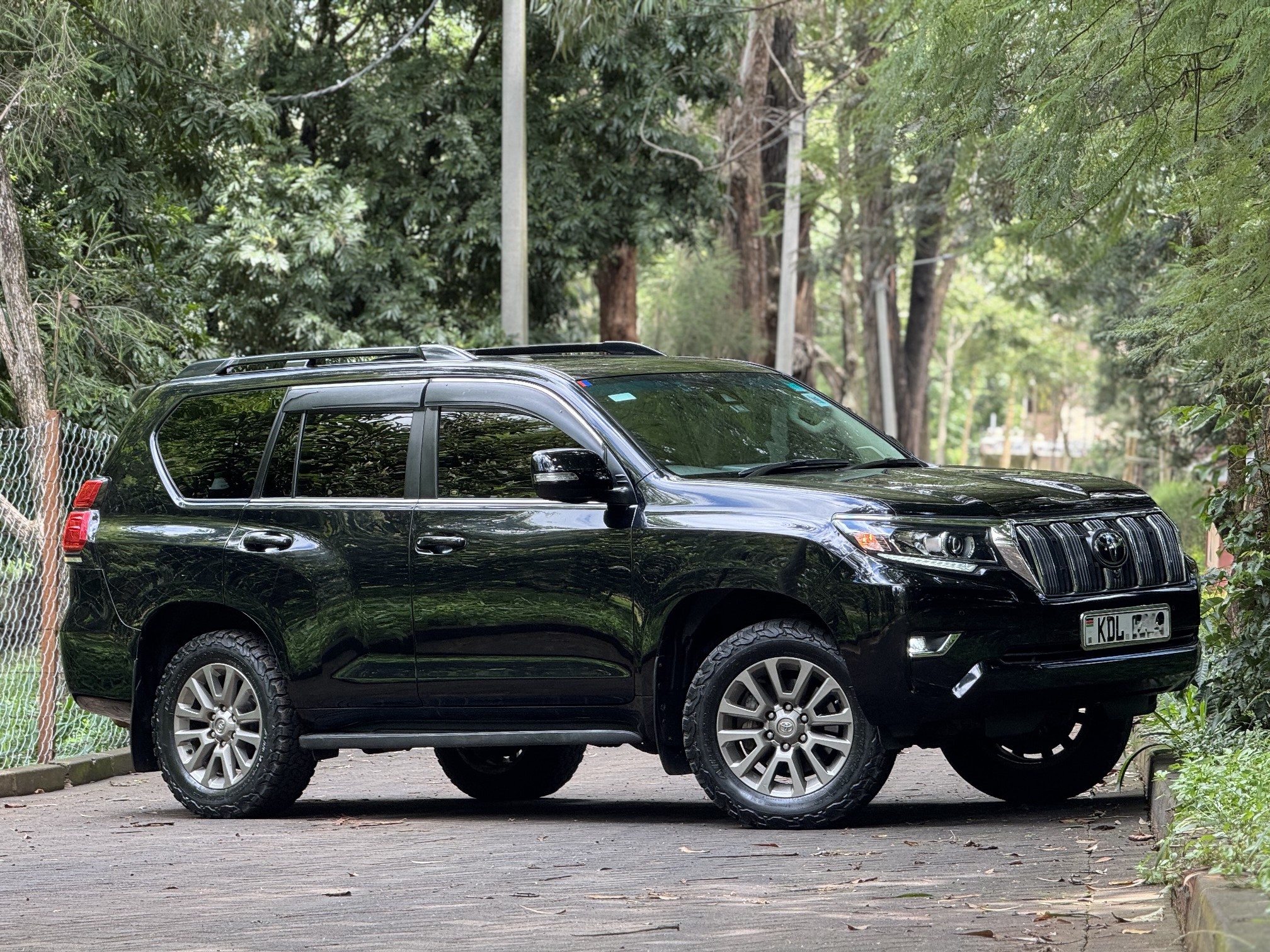 TOYOTA LANDCRUISER PRADO KAKADU