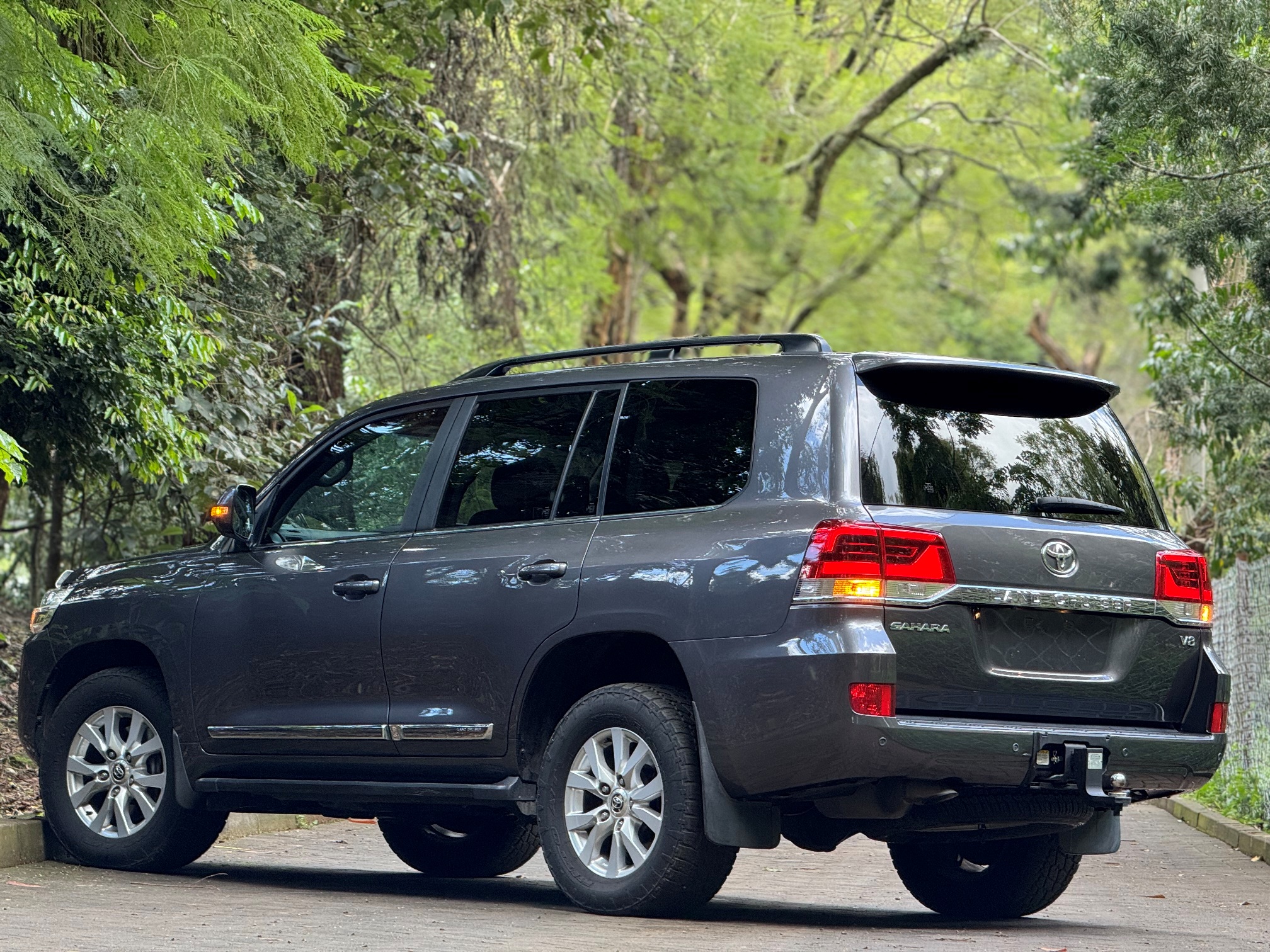 TOYOTA LANDCRUISER V8 SAHARA