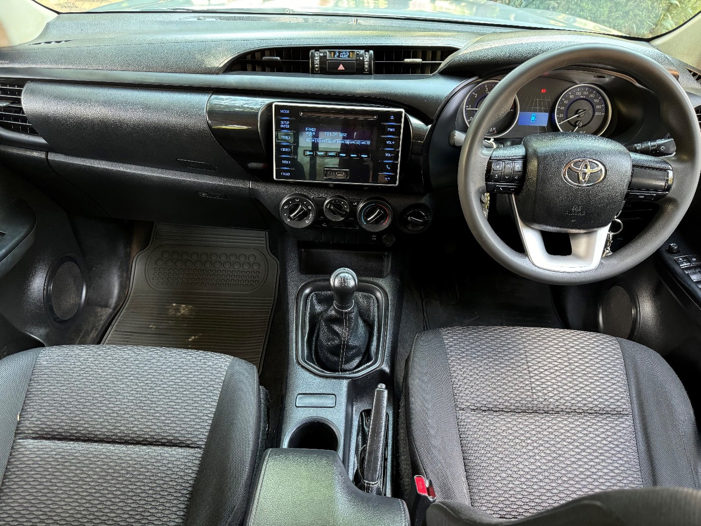 TOYOTA HILUX MANUAL