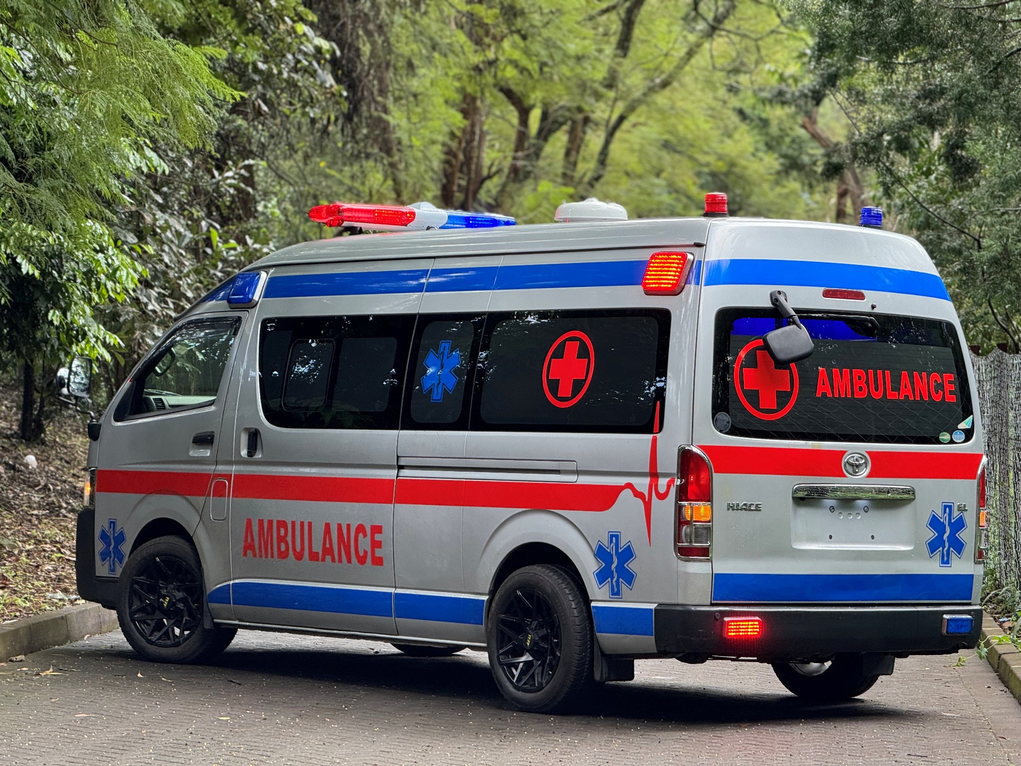 TOYOTA HIACE GL-AMBULANCE VAN