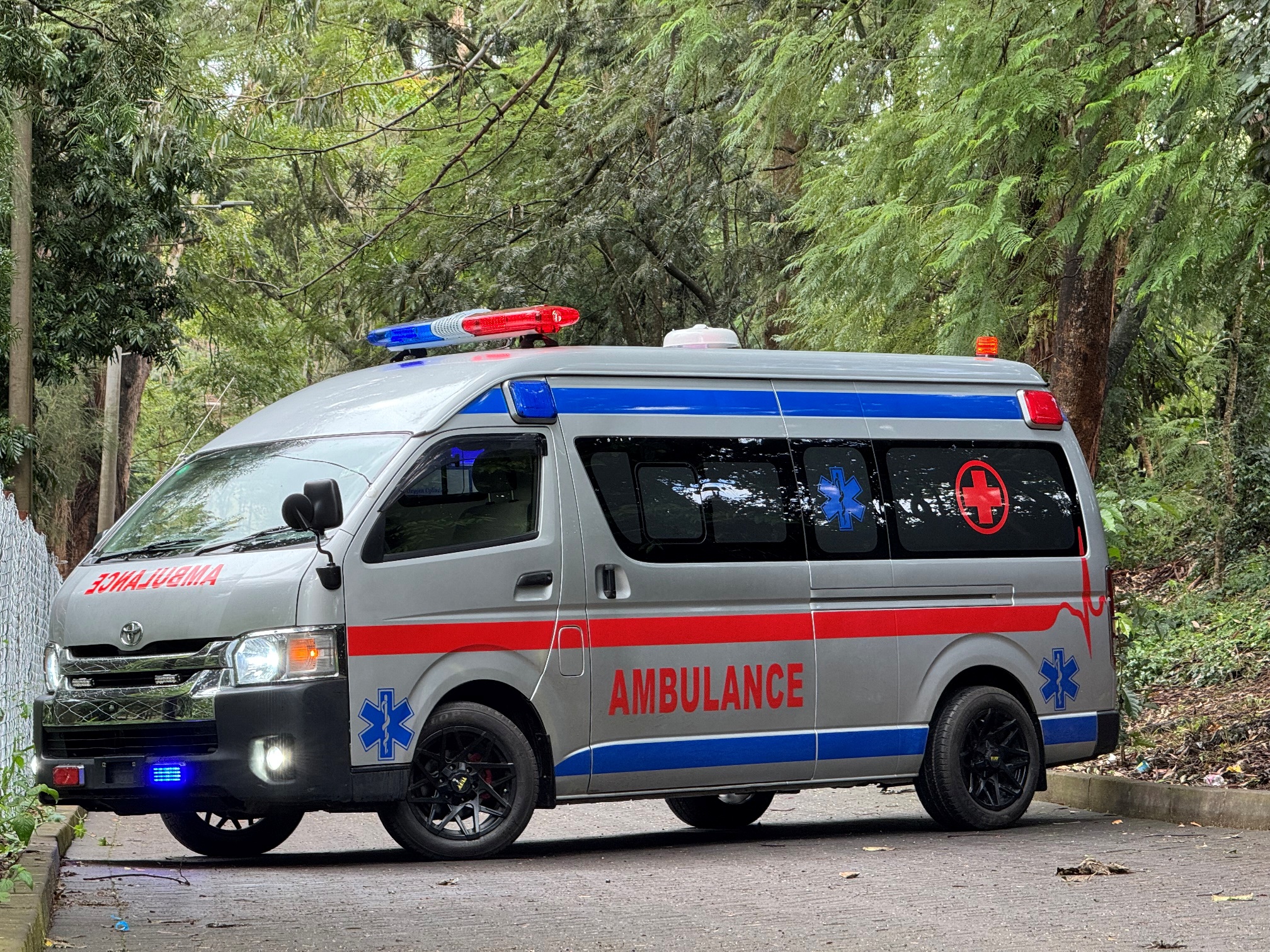 TOYOTA HIACE GL-AMBULANCE VAN