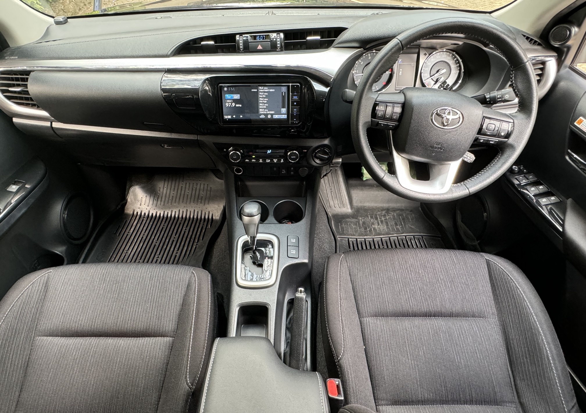 TOYOTA HILUX