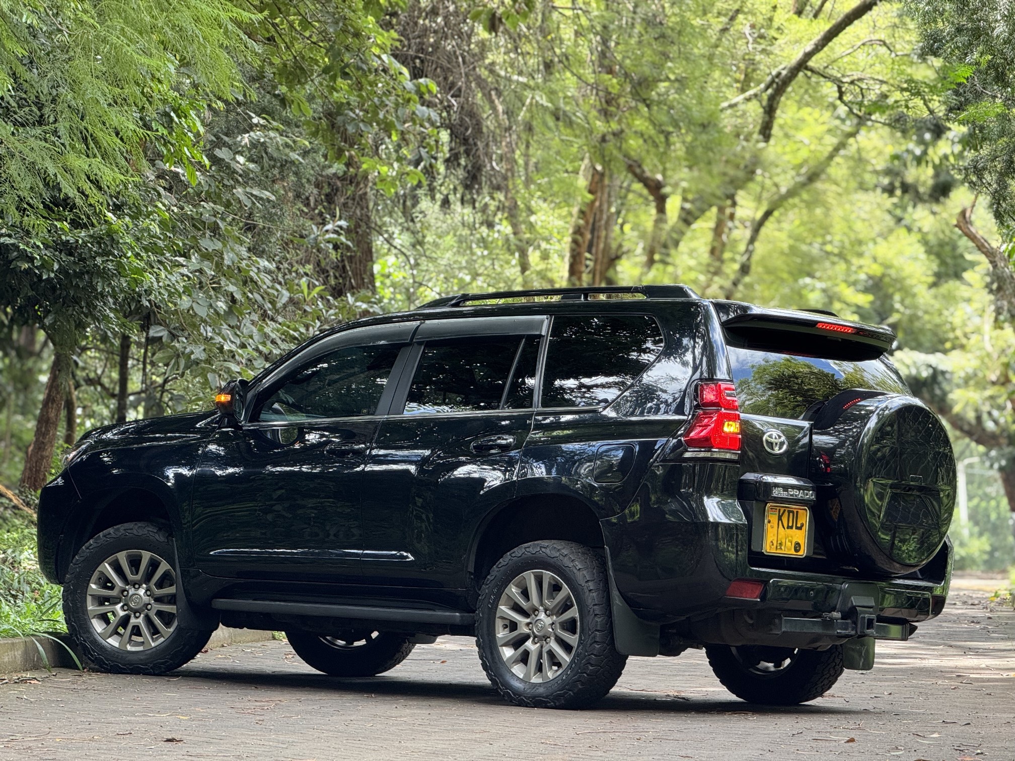 TOYOTA LANDCRUISER PRADO KAKADU