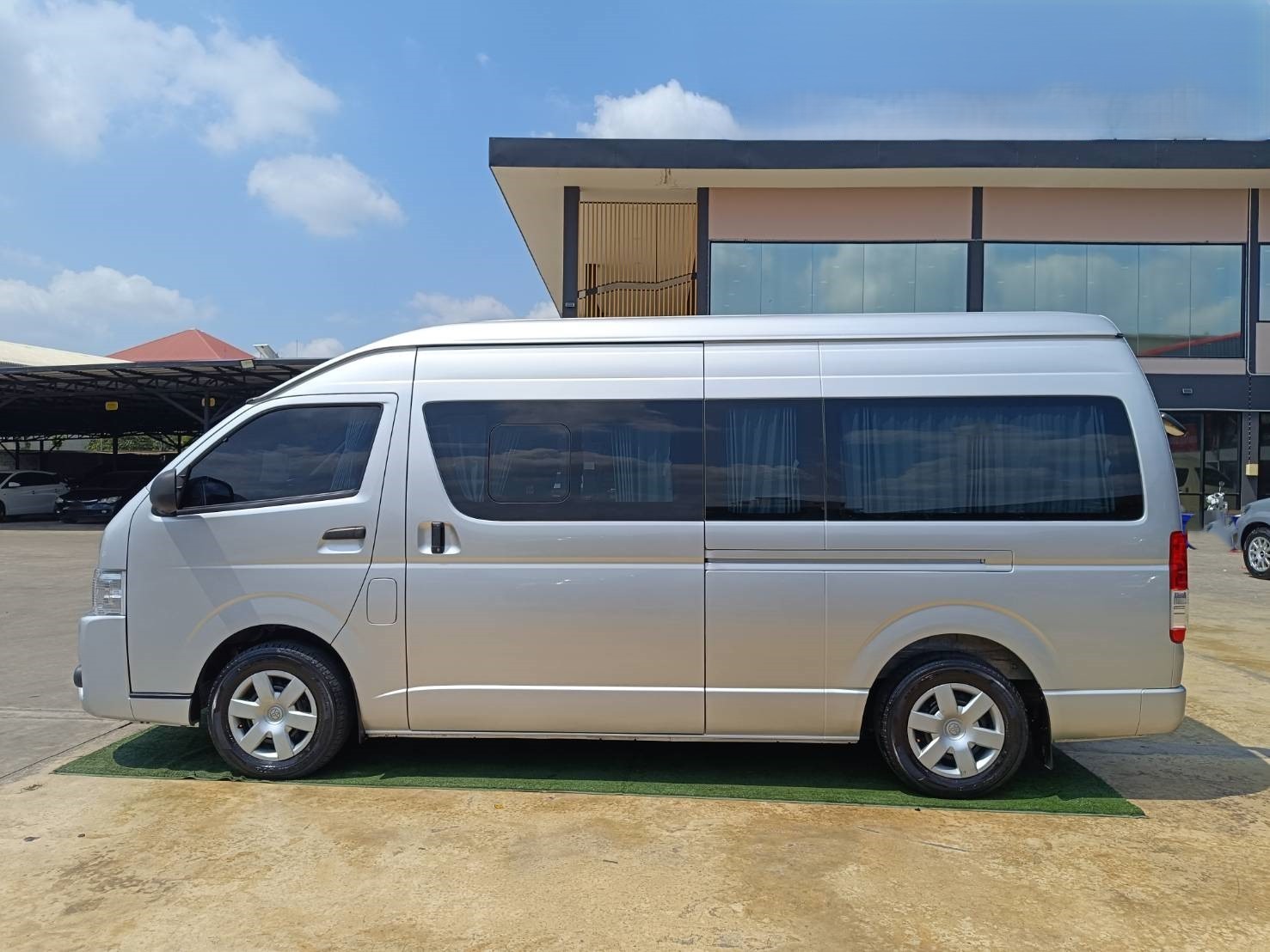 TOYOTA HIACE 9L HIGH ROOF
