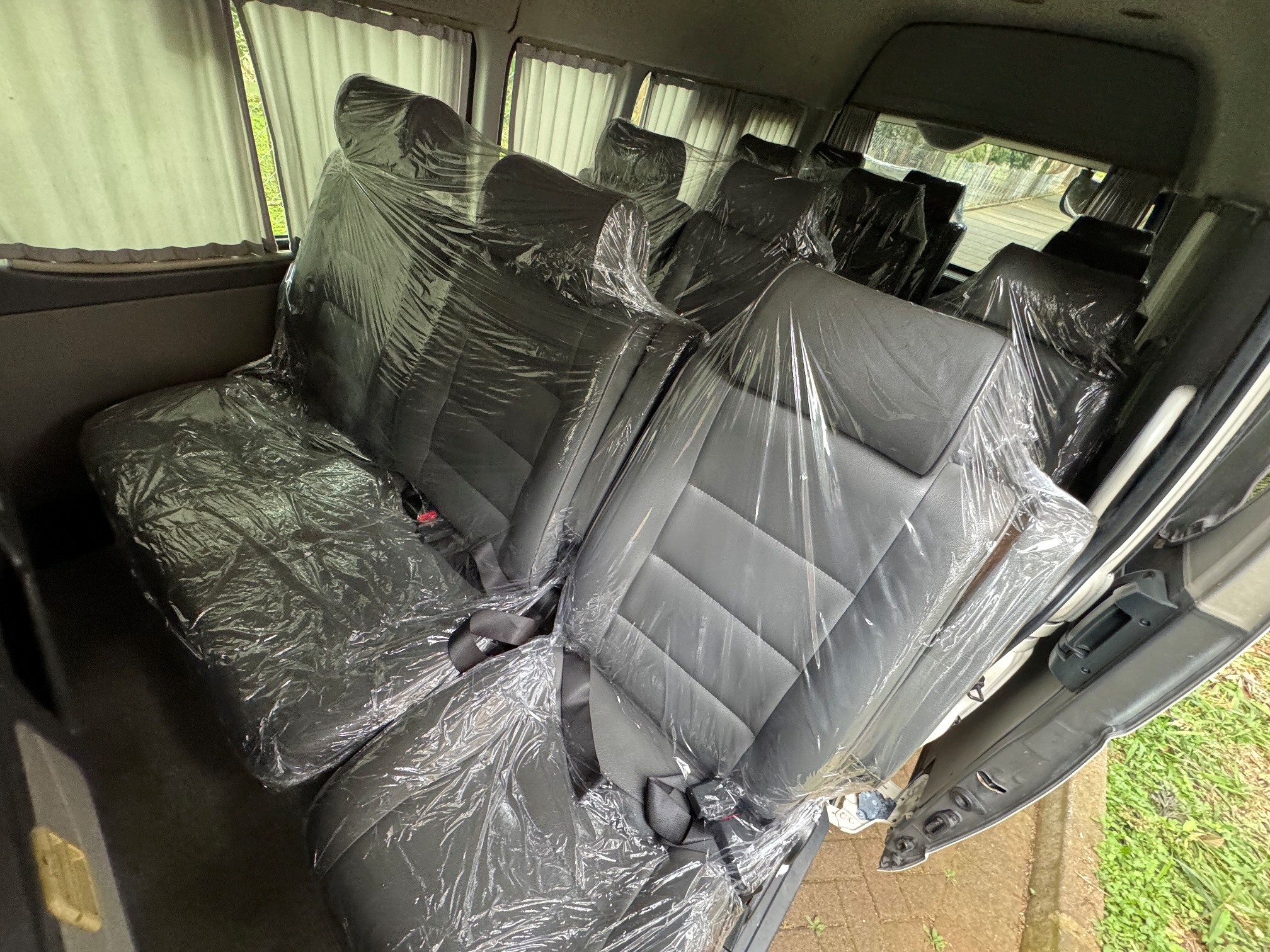 TOYOTA HIACE COMMUTER