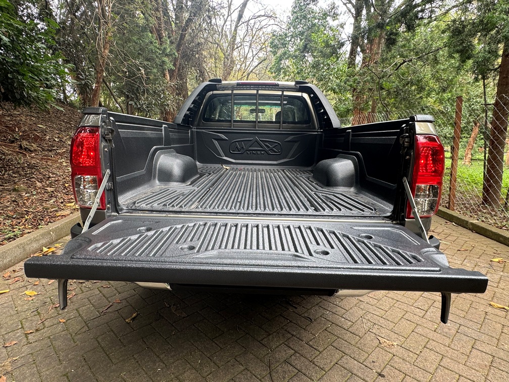 TOYOTA HILUX HIGH RIDER