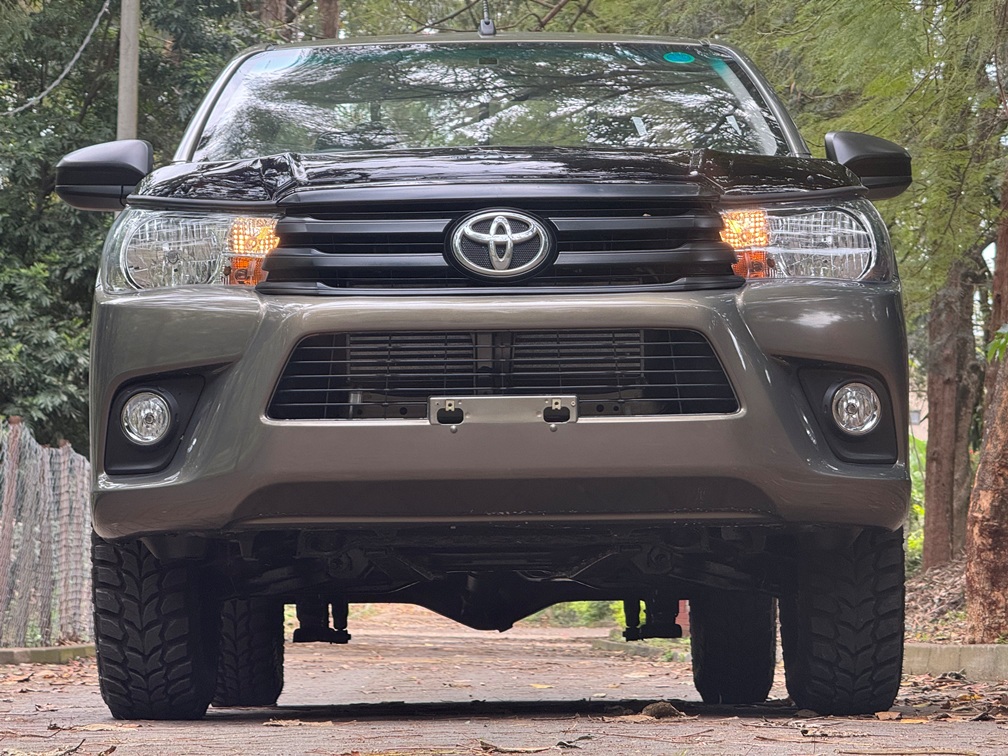 TOYOTA HILUX HIGH RIDER
