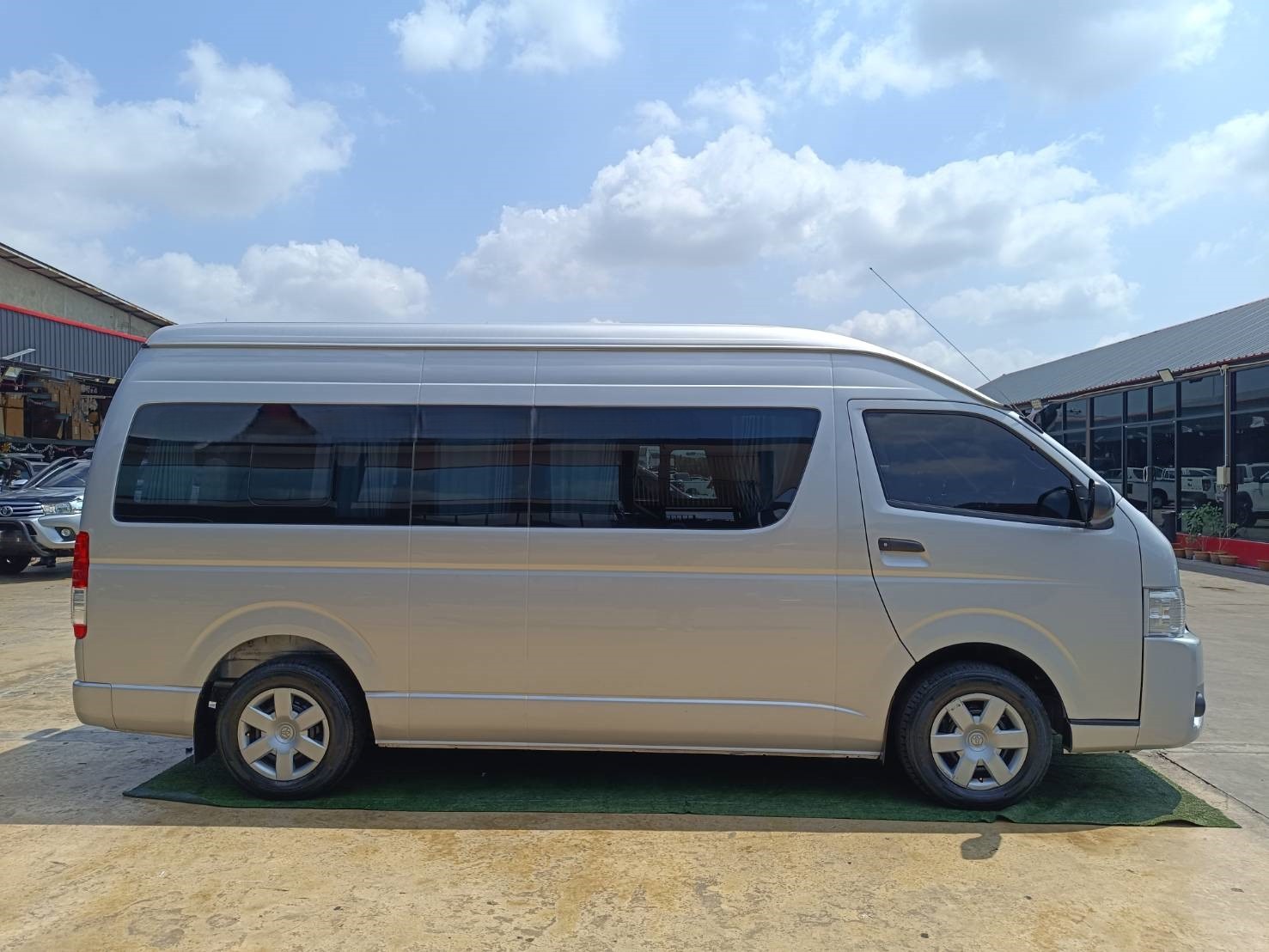 TOYOTA HIACE 9L HIGH ROOF