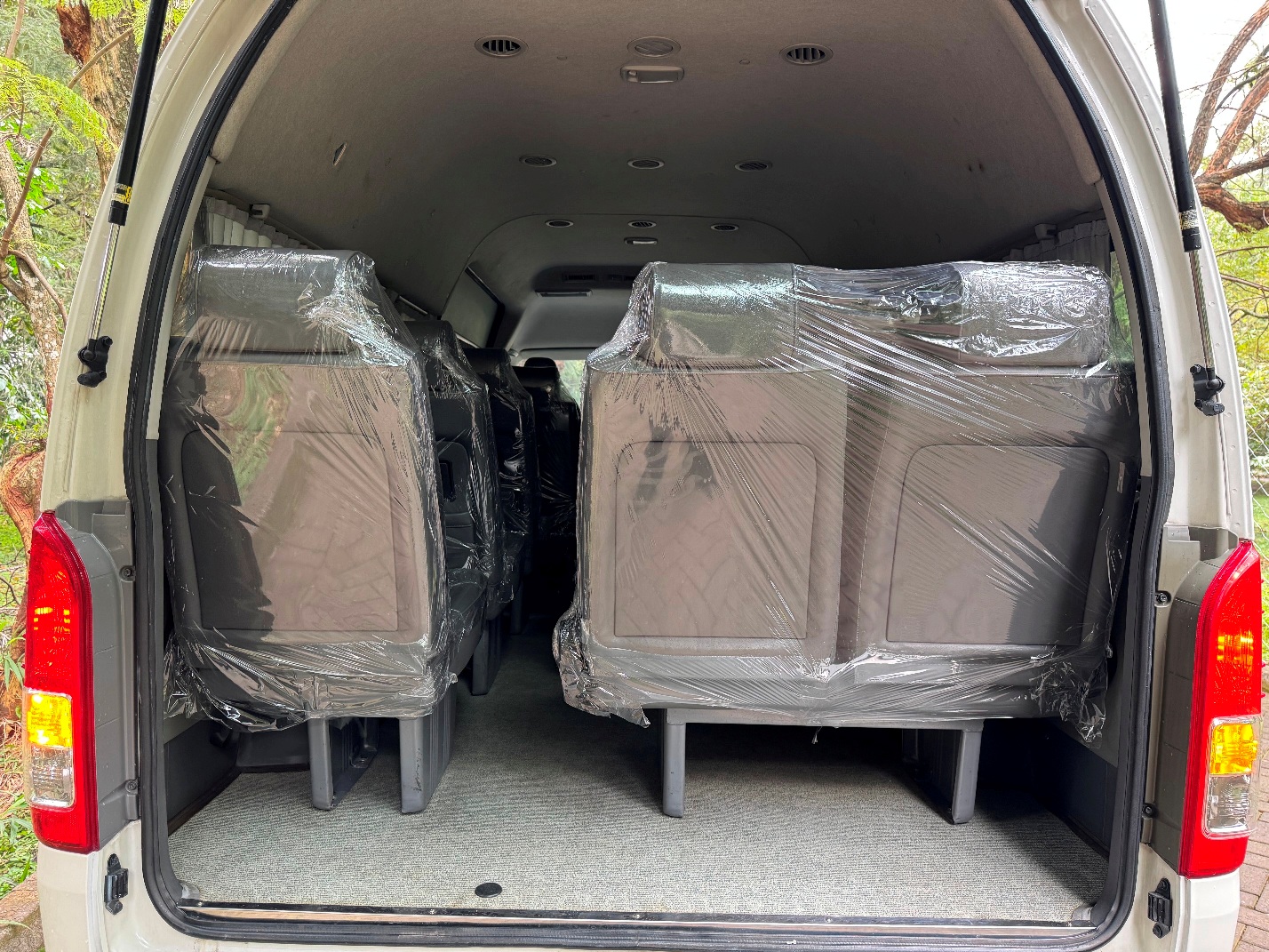 TOYOTA HIACE COMMUTER