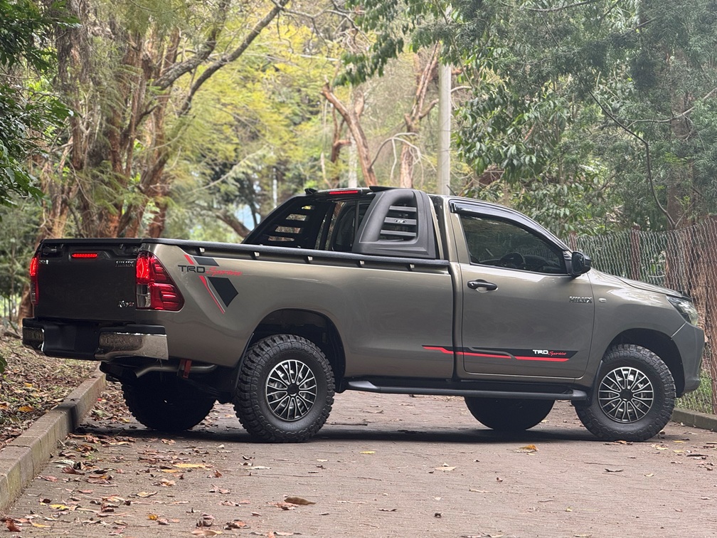 TOYOTA HILUX HIGH RIDER