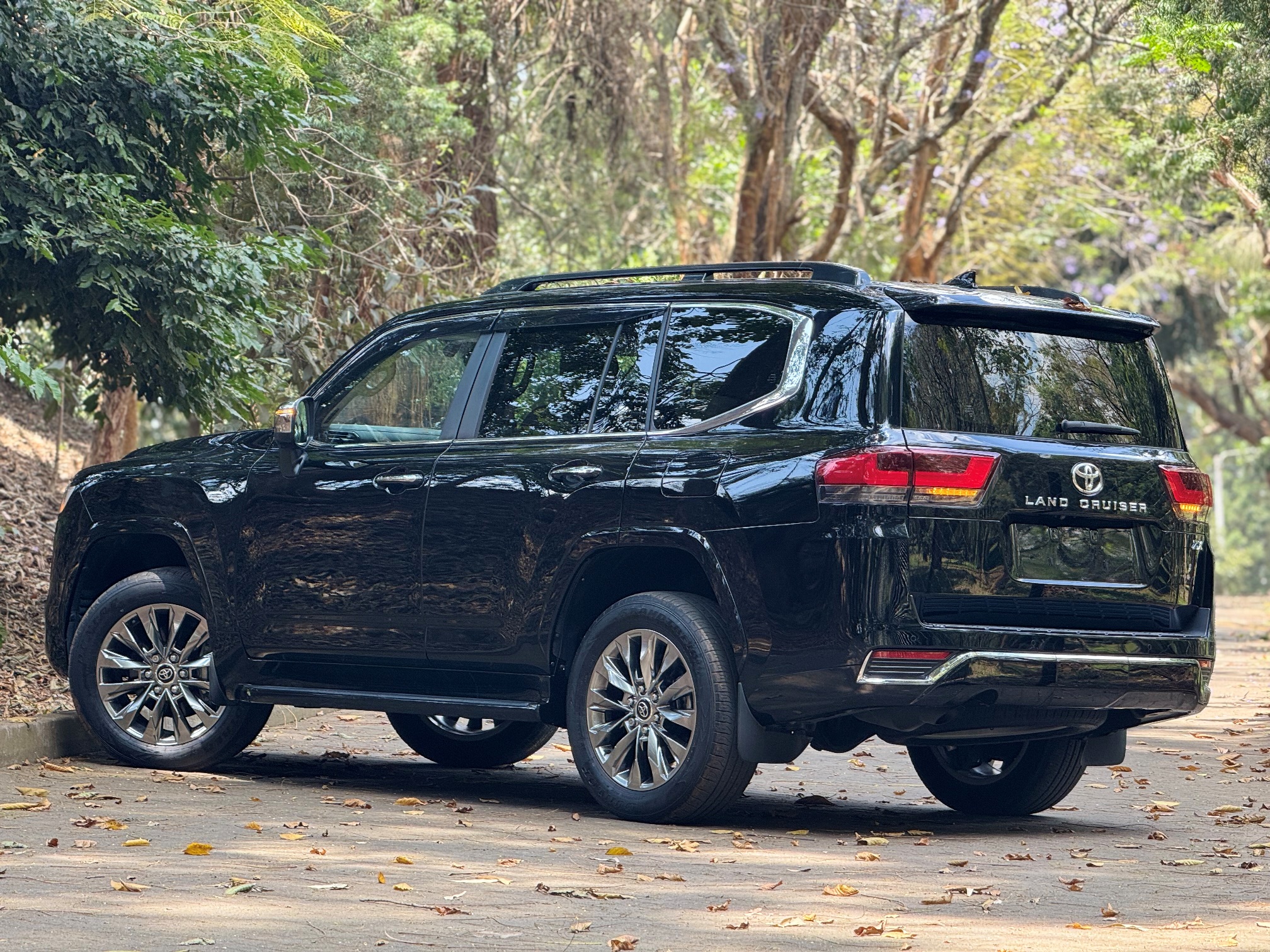 TOYOTA LANDCRUISER LC300