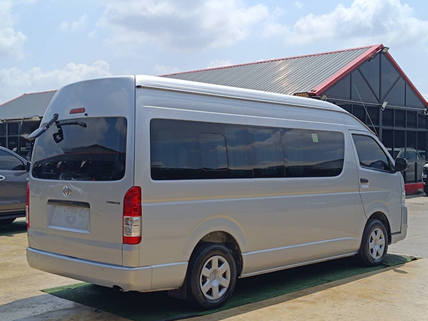 TOYOTA HIACE 9L HIGH ROOF