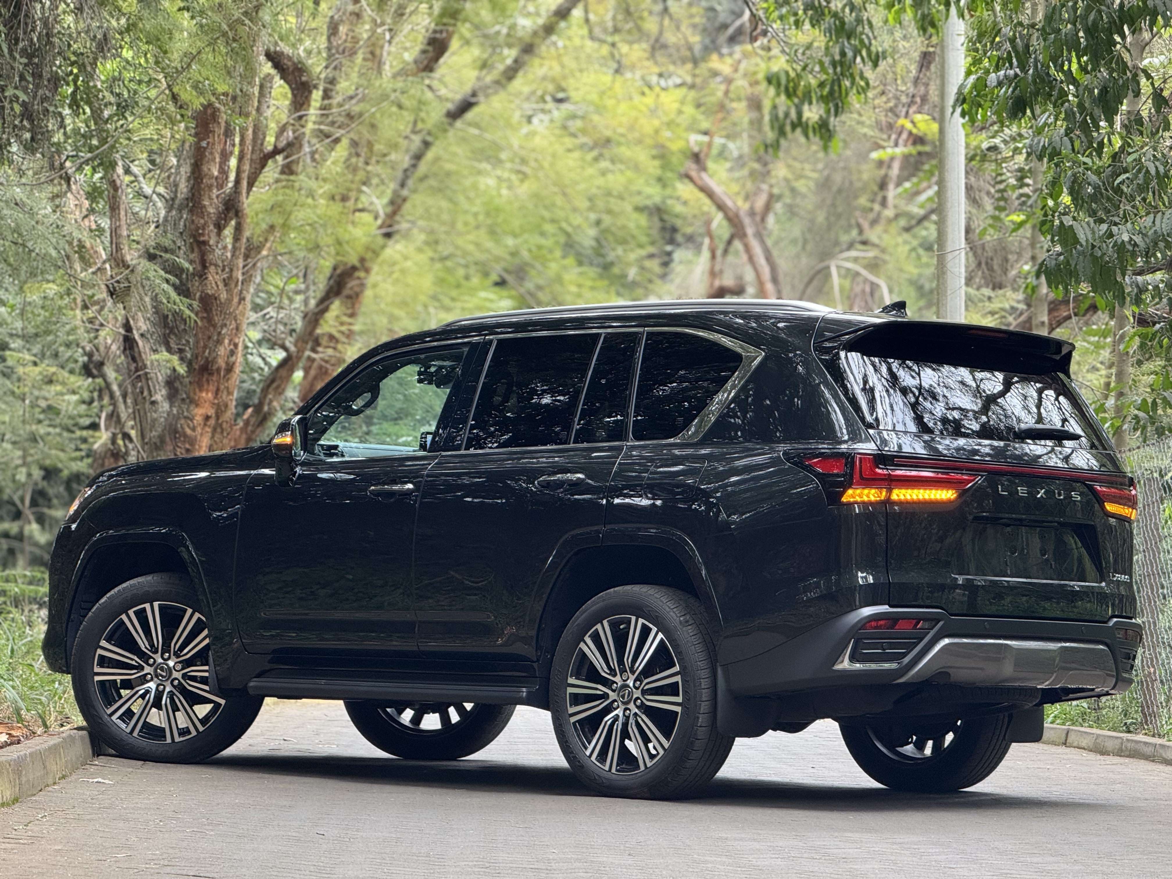 2023 LEXUS LX600