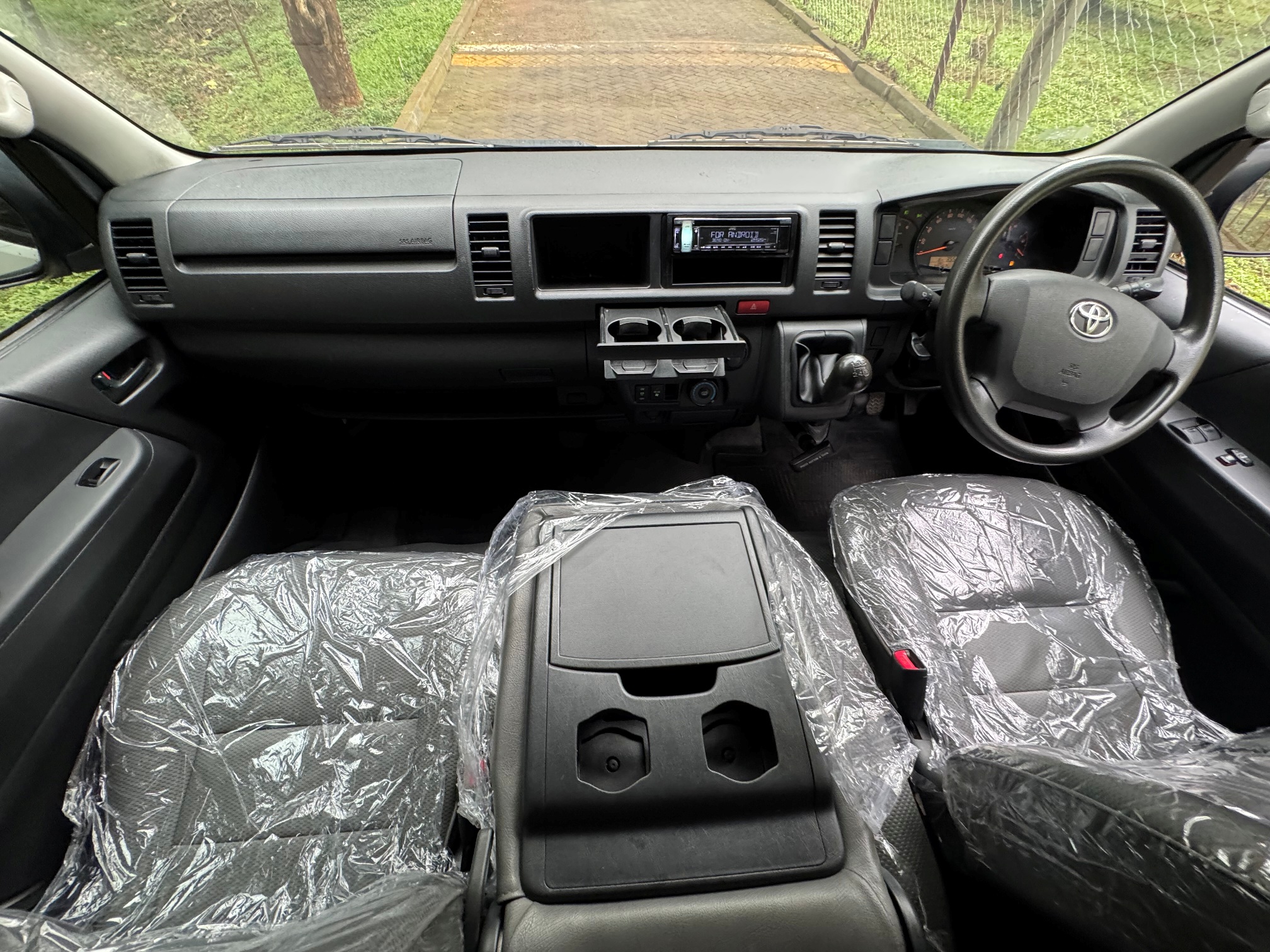 TOYOTA HIACE COMMUTER