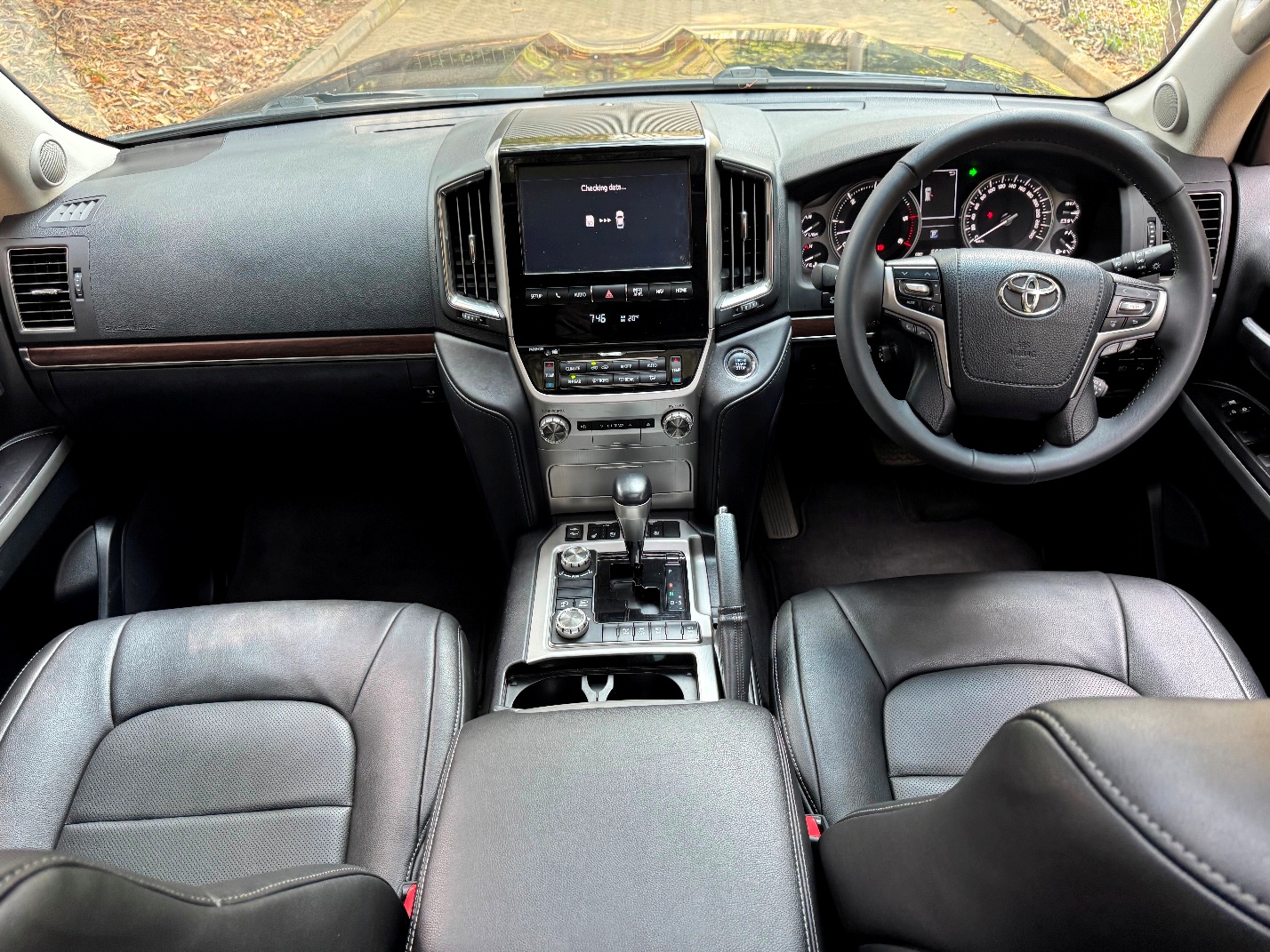 TOYOTA LANDCRIUSER V8 SAHARA