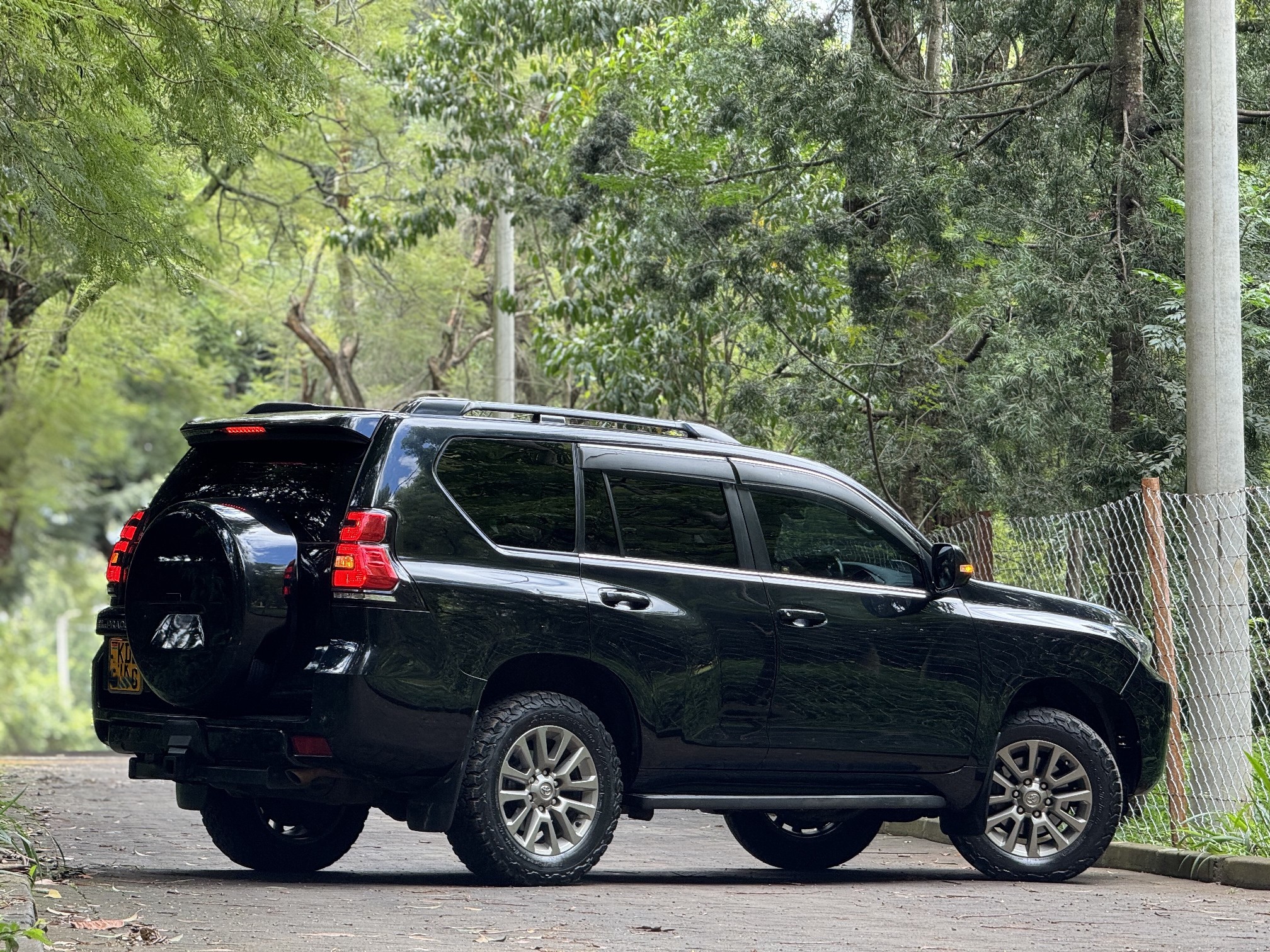 TOYOTA LANDCRUISER PRADO KAKADU