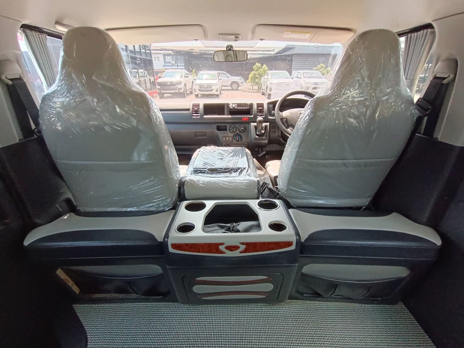 TOYOTA HIACE 9L HIGH ROOF