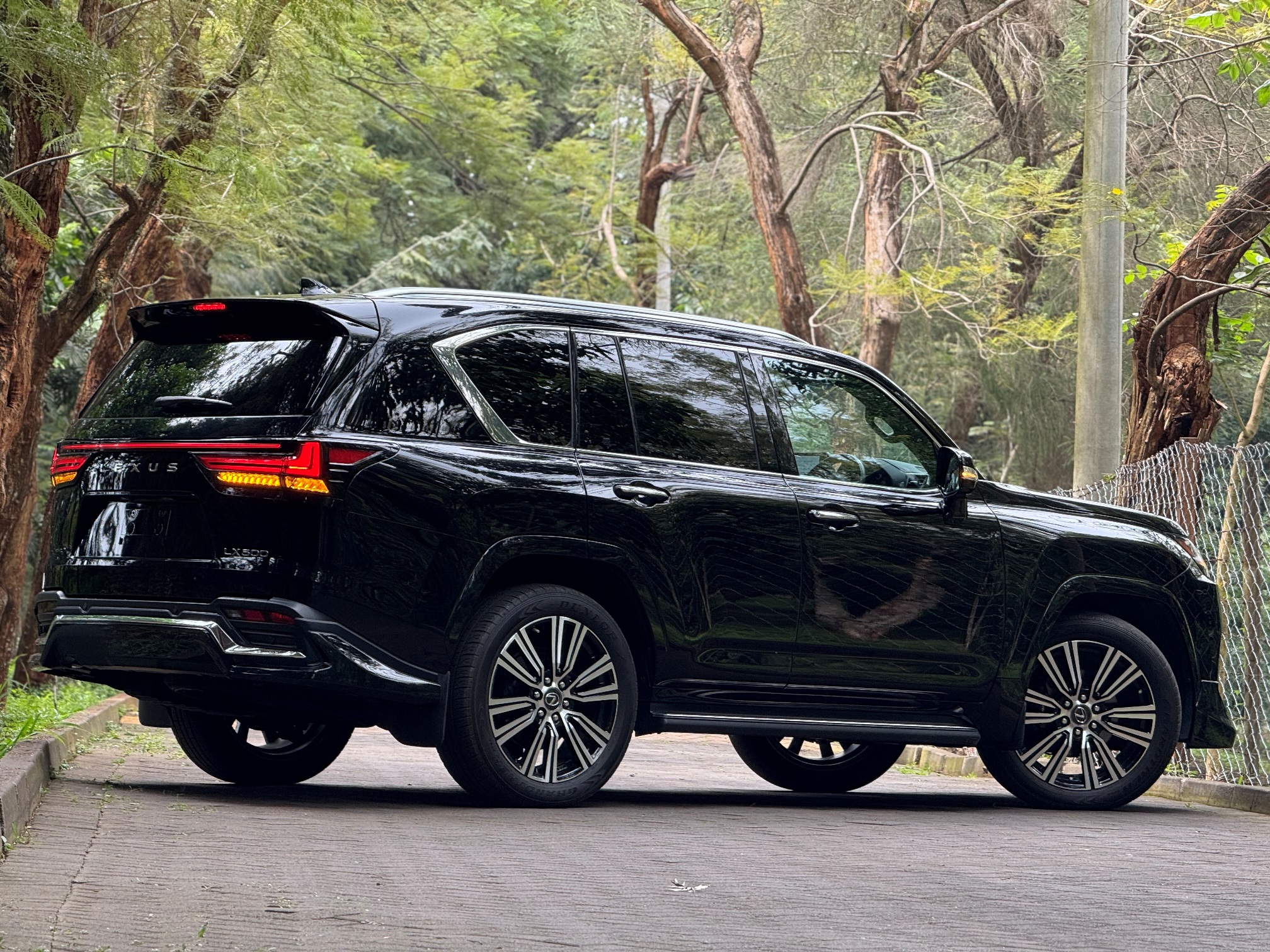 LEXUS LX600