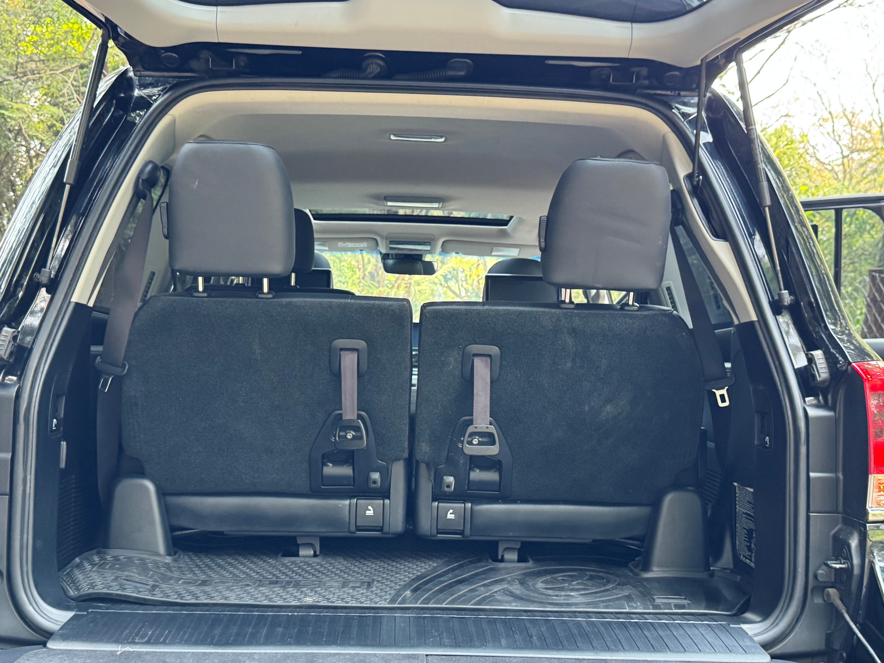 TOYOTA LANDCRIUSER V8 SAHARA