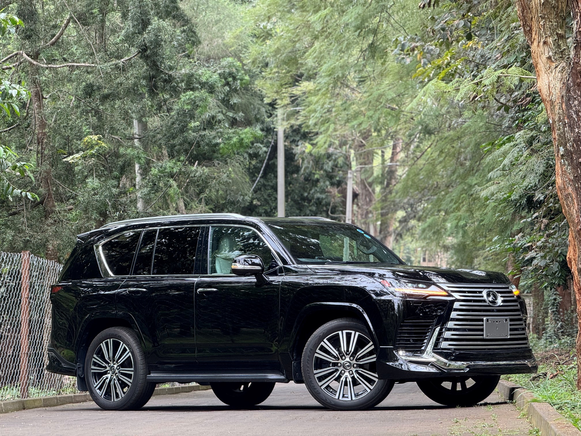 LEXUS LX600