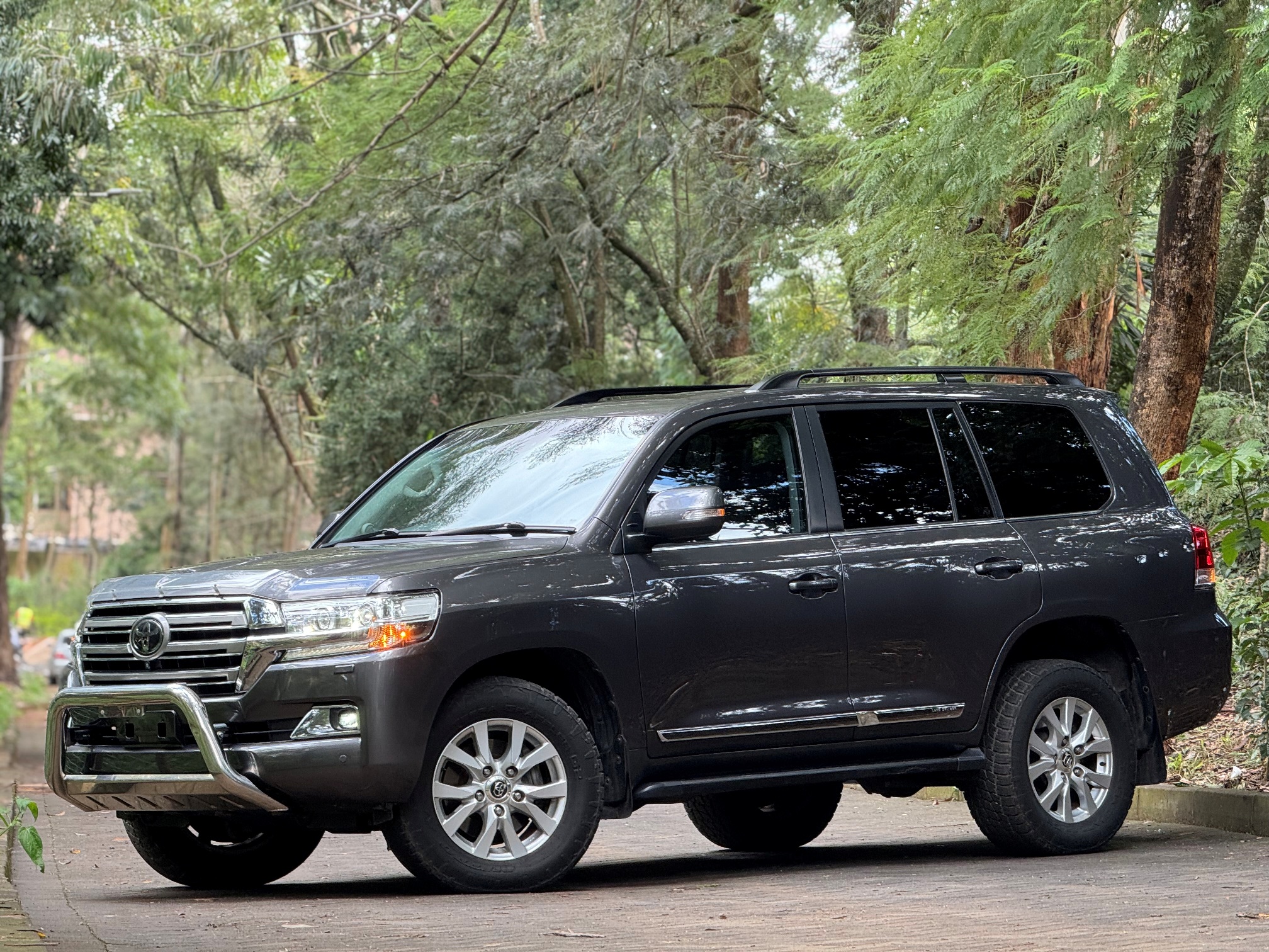 TOYOTA LANDCRUISER V8 SAHARA