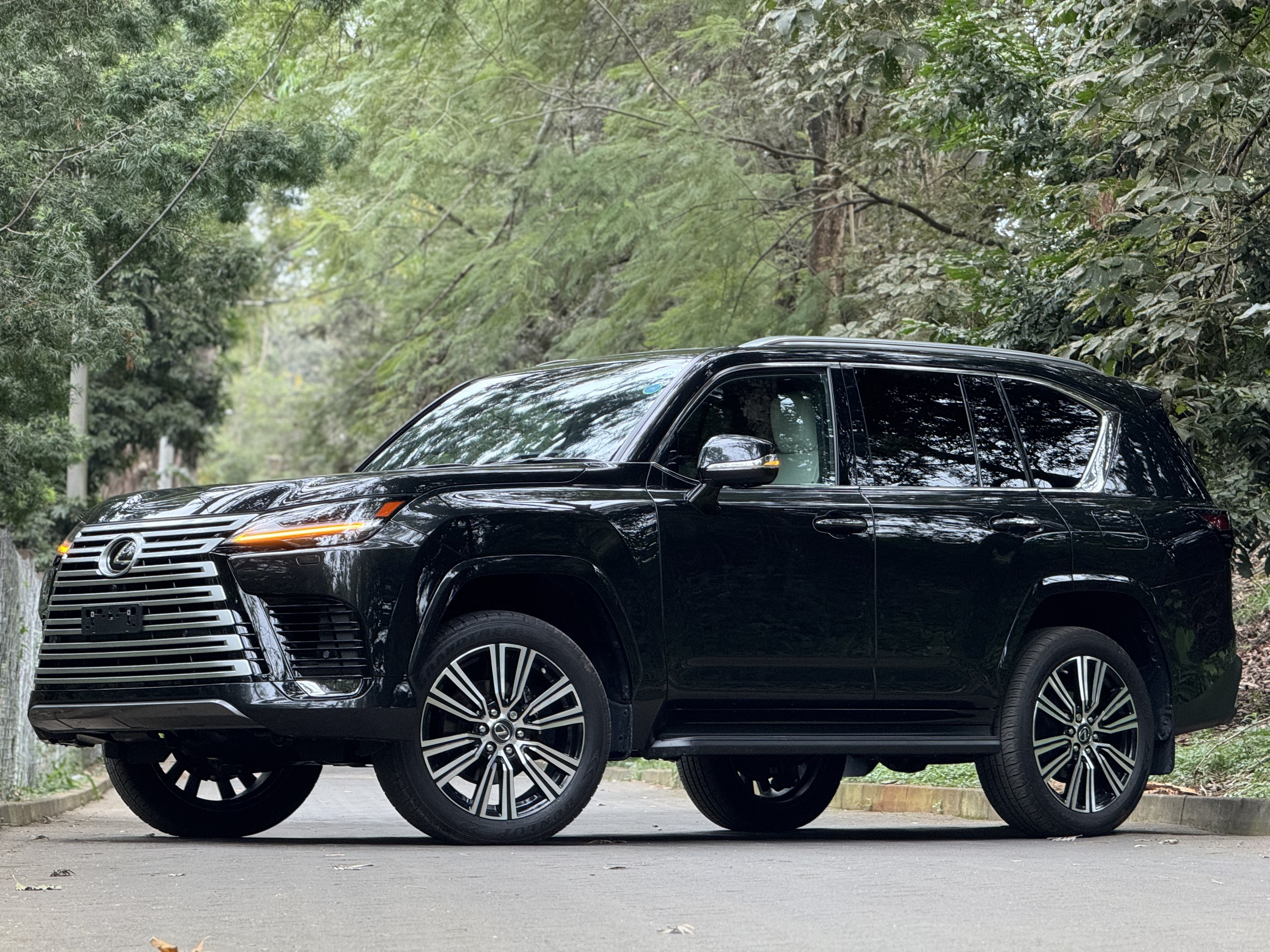 2023 LEXUS LX600