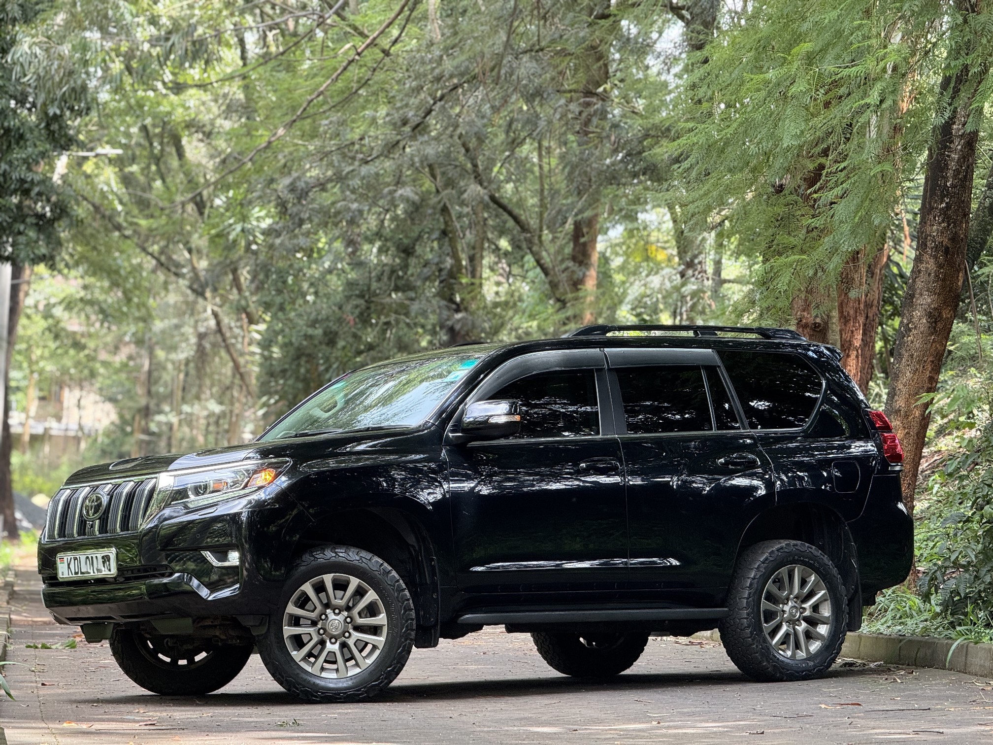 TOYOTA LANDCRUISER PRADO KAKADU