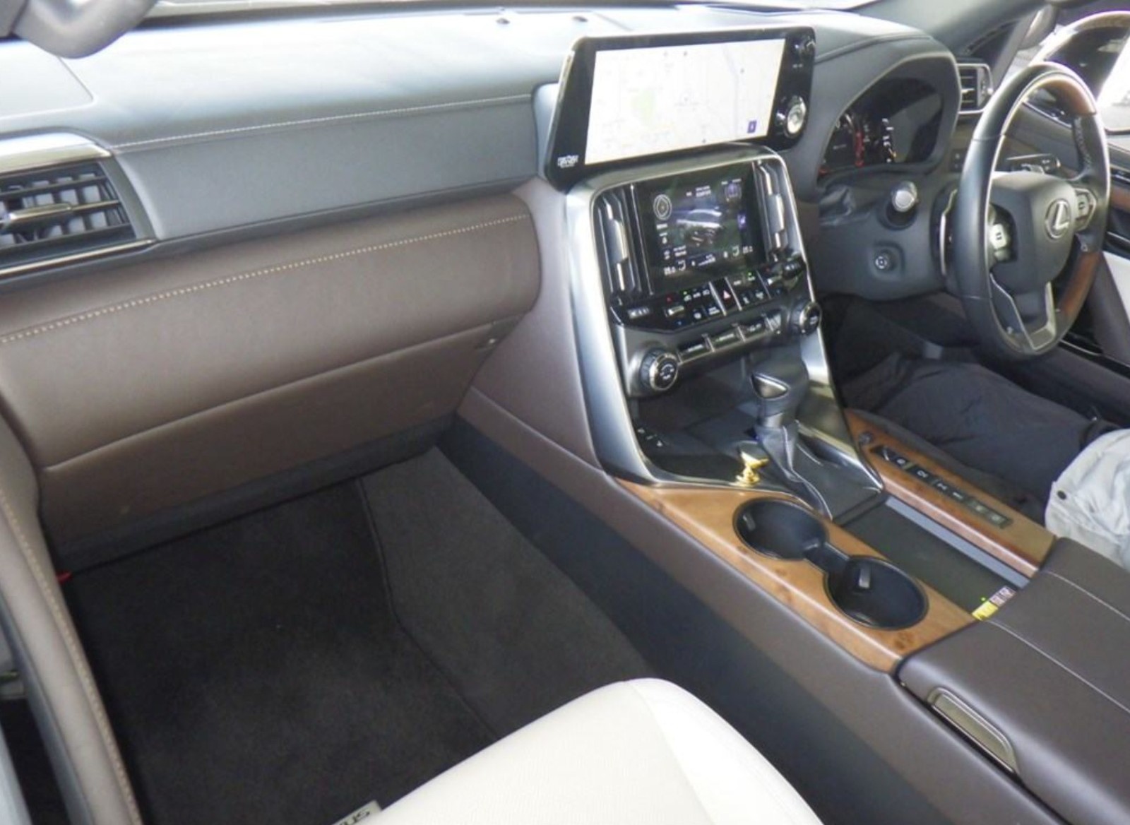 LEXUS LX600