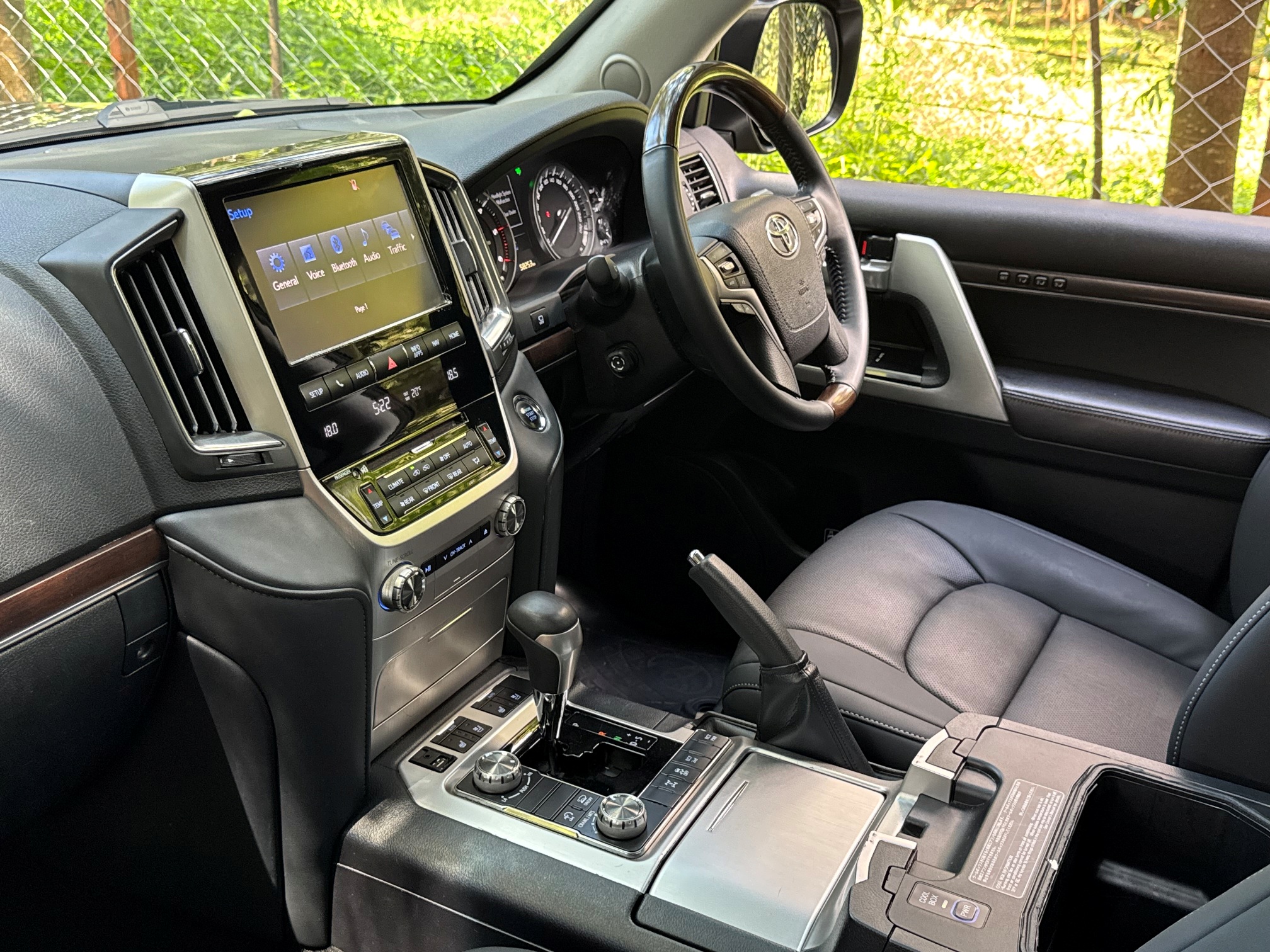 TOYOTA LANDCRUISER V8 SAHARA
