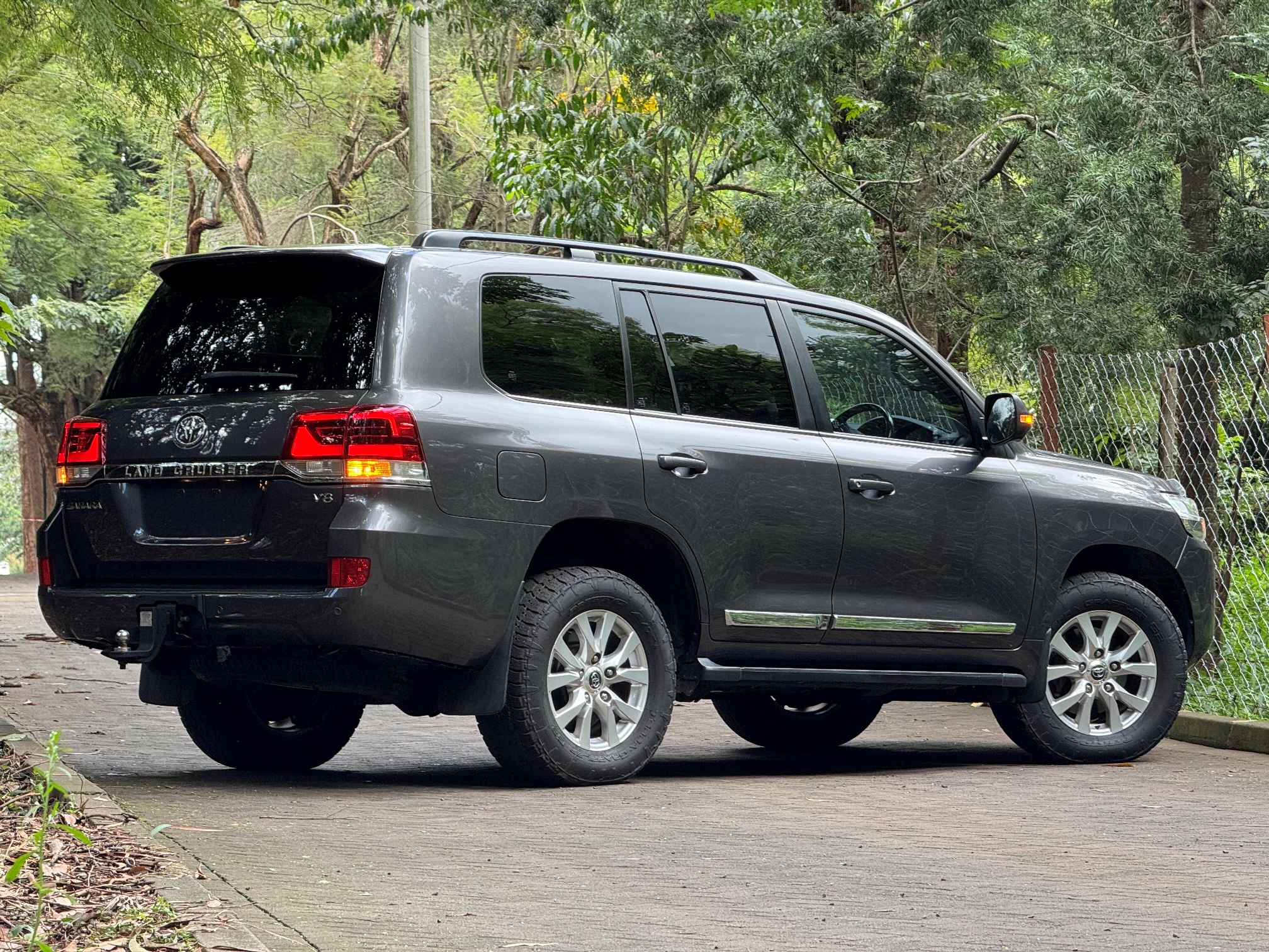 TOYOTA LANDCRUISER V8 SAHARA