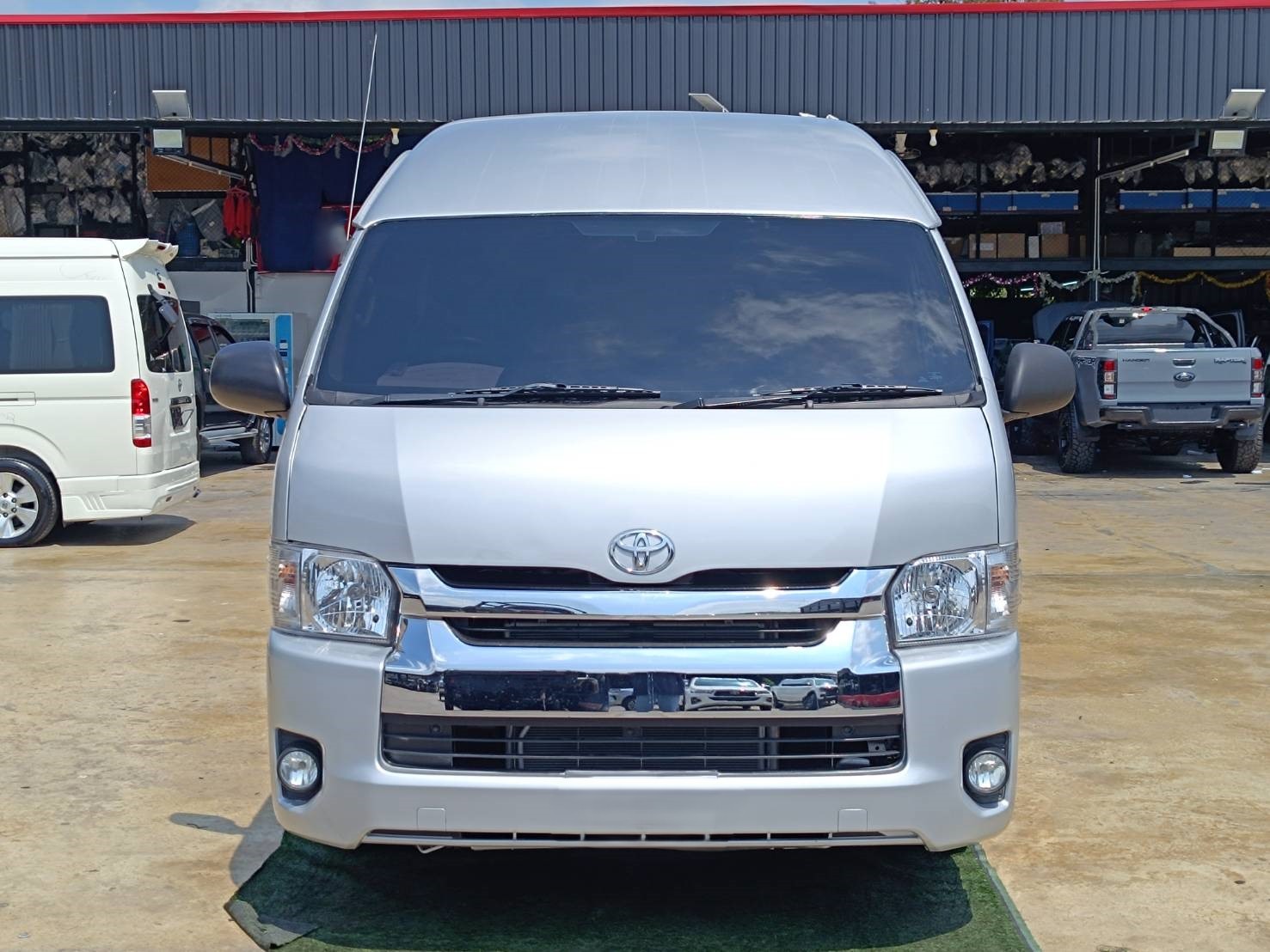 TOYOTA HIACE 9L HIGH ROOF