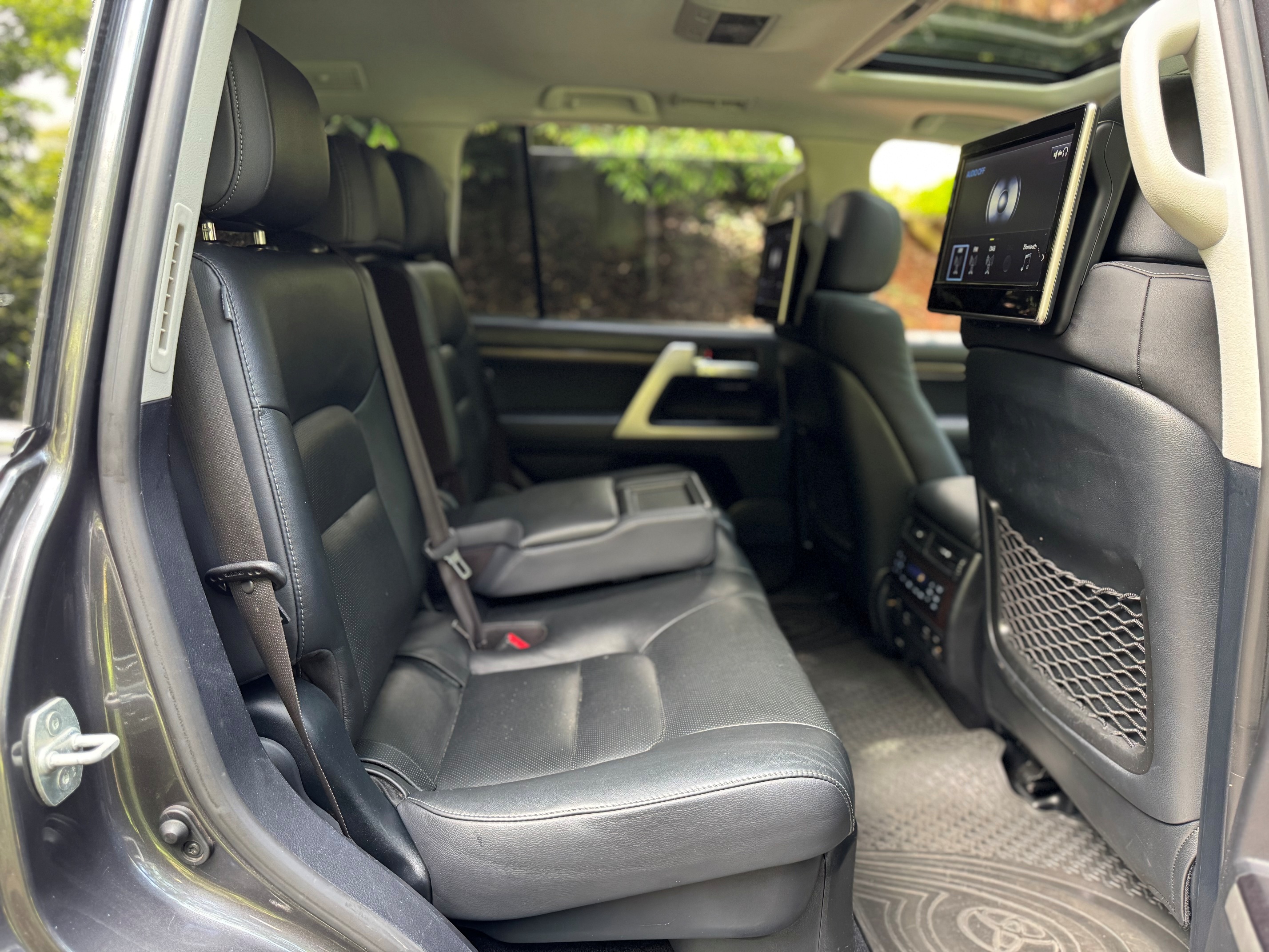 TOYOTA LANDCRUISER V8 SAHARA