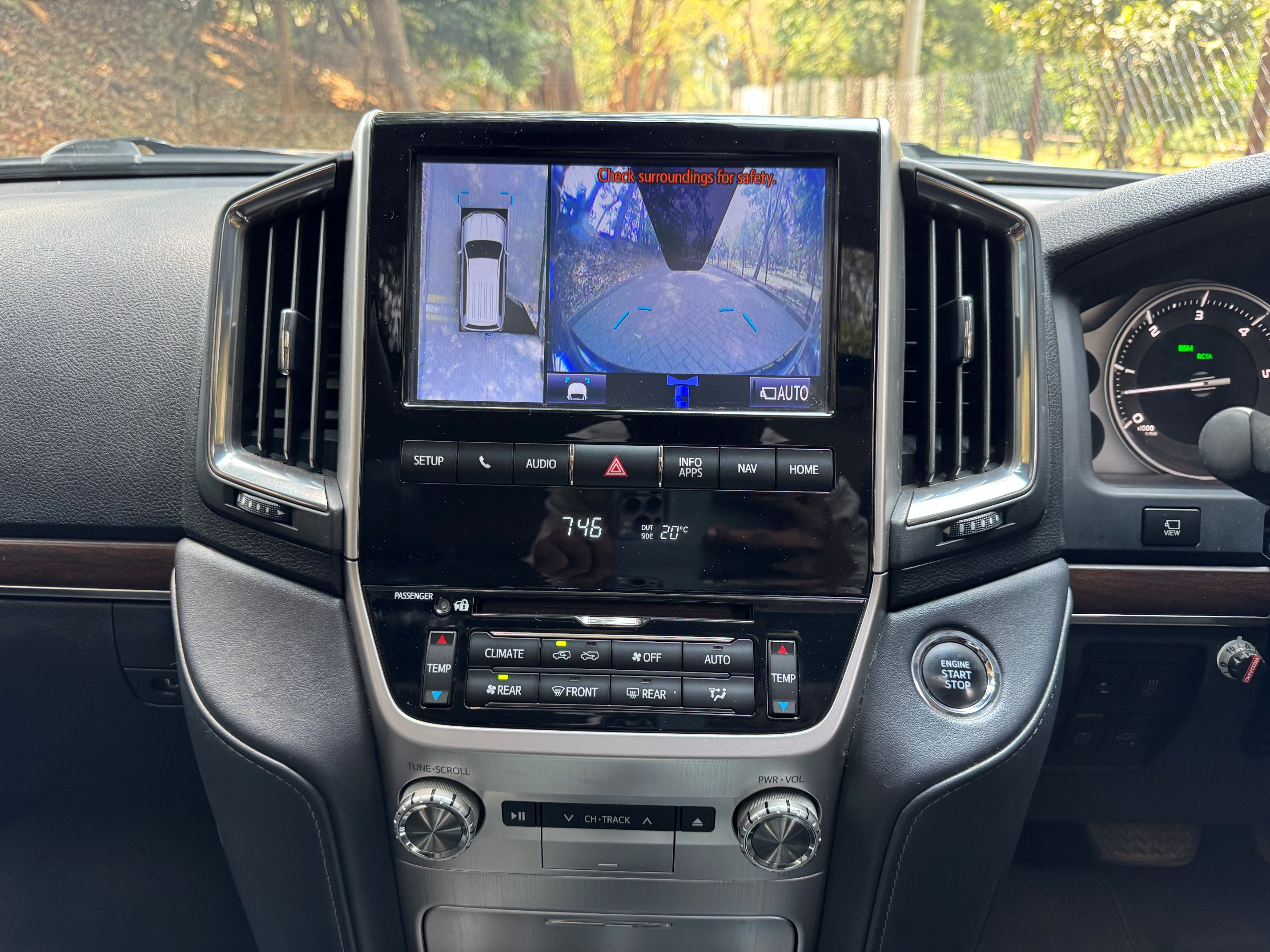 TOYOTA LANDCRIUSER V8 SAHARA